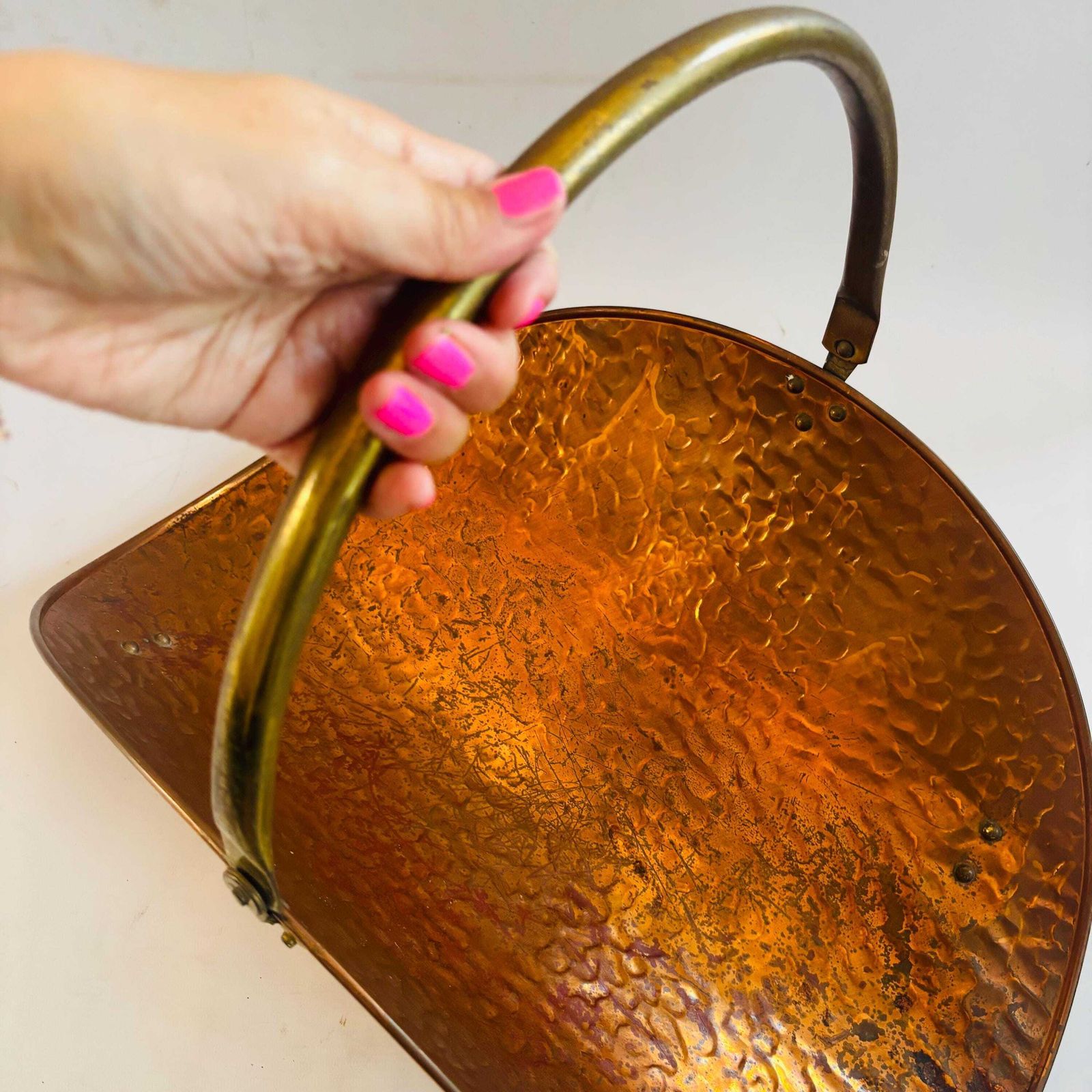 photo vinterior Rare Antique Century English Hammered Copper & Brass Log Layer With Hallmark, C.1870