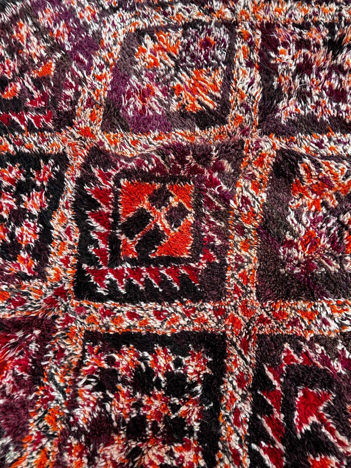photo furniture Mid Century Modern Beni M’guild Moroccan Rug 240x350 Cm – Handmade Berber Carpet – Authentic Atlas Rug