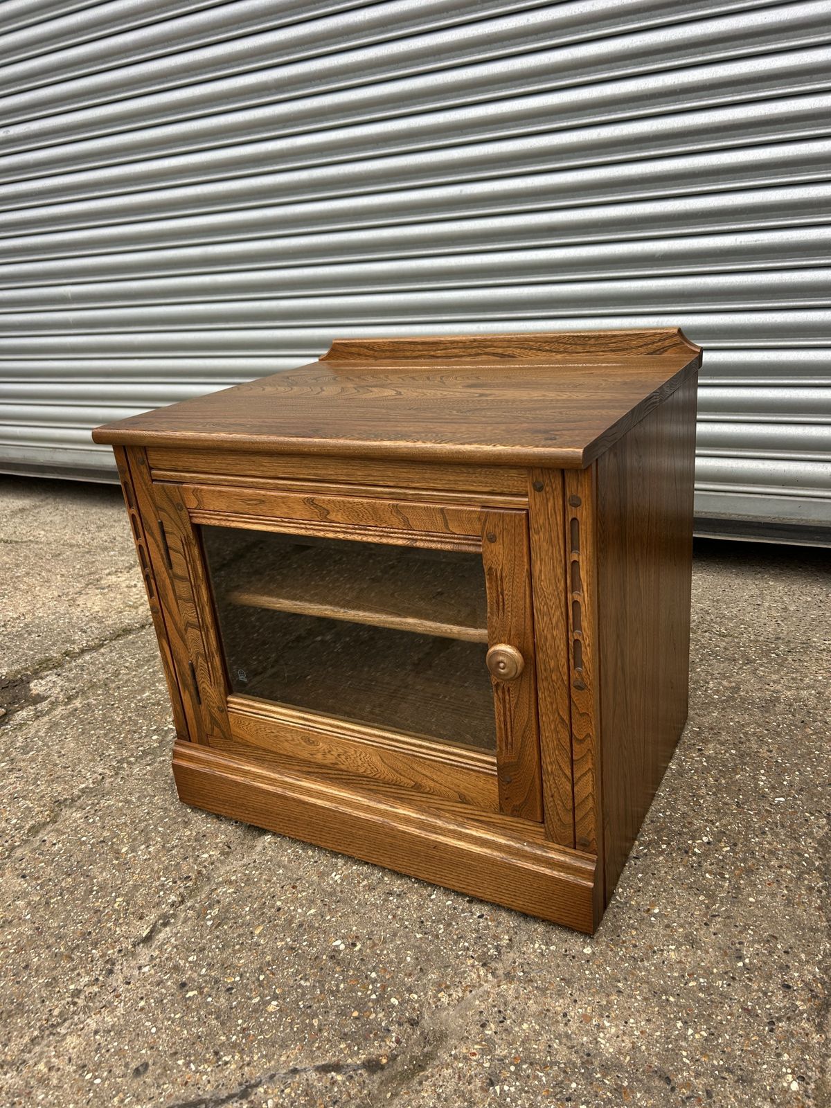 Ercol Mural Golden Dawn Elm Tv Stand photo vinterior