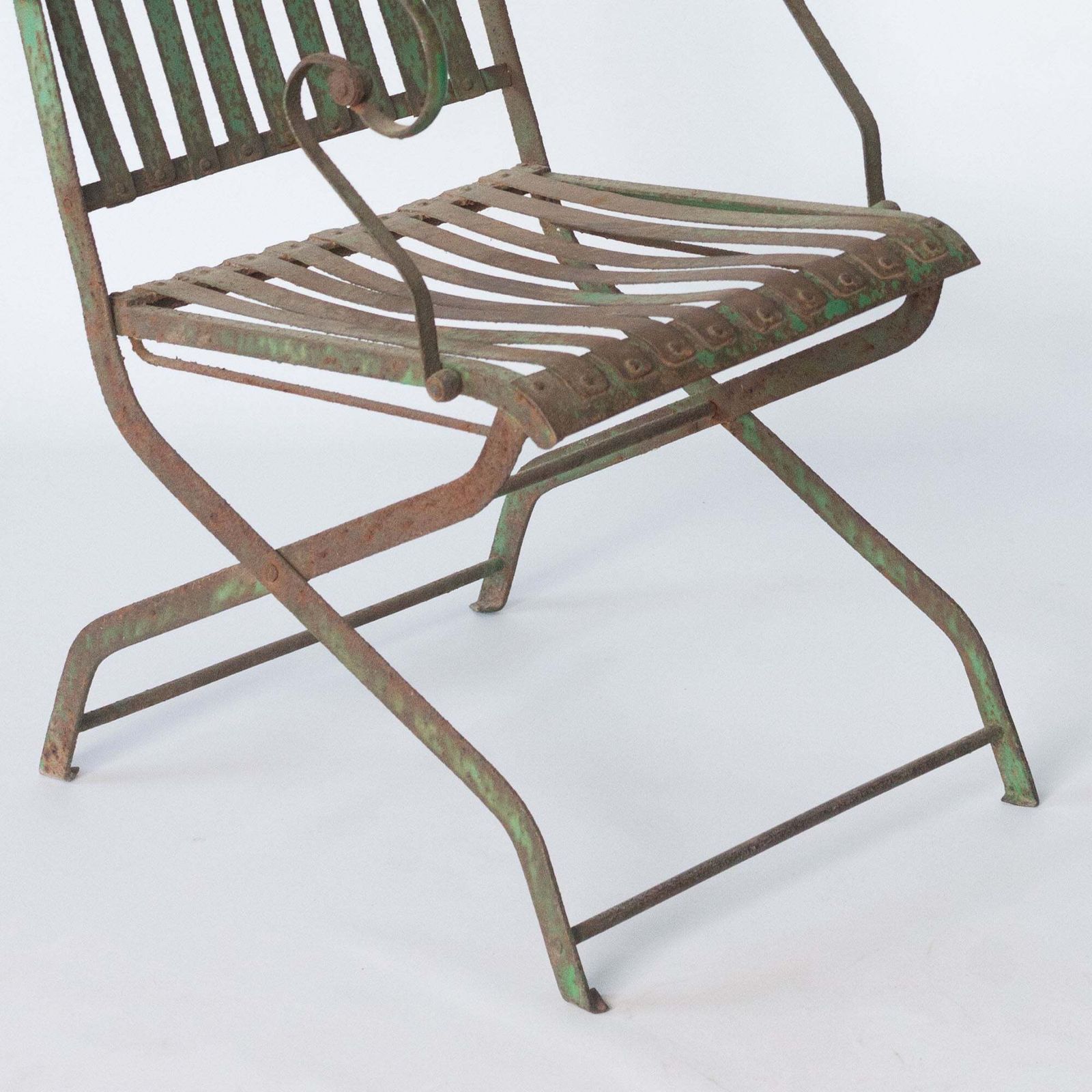 Paar antieke smeedijzeren tuinstoelen, Frans of Spaans. photo Tuinmeubelen