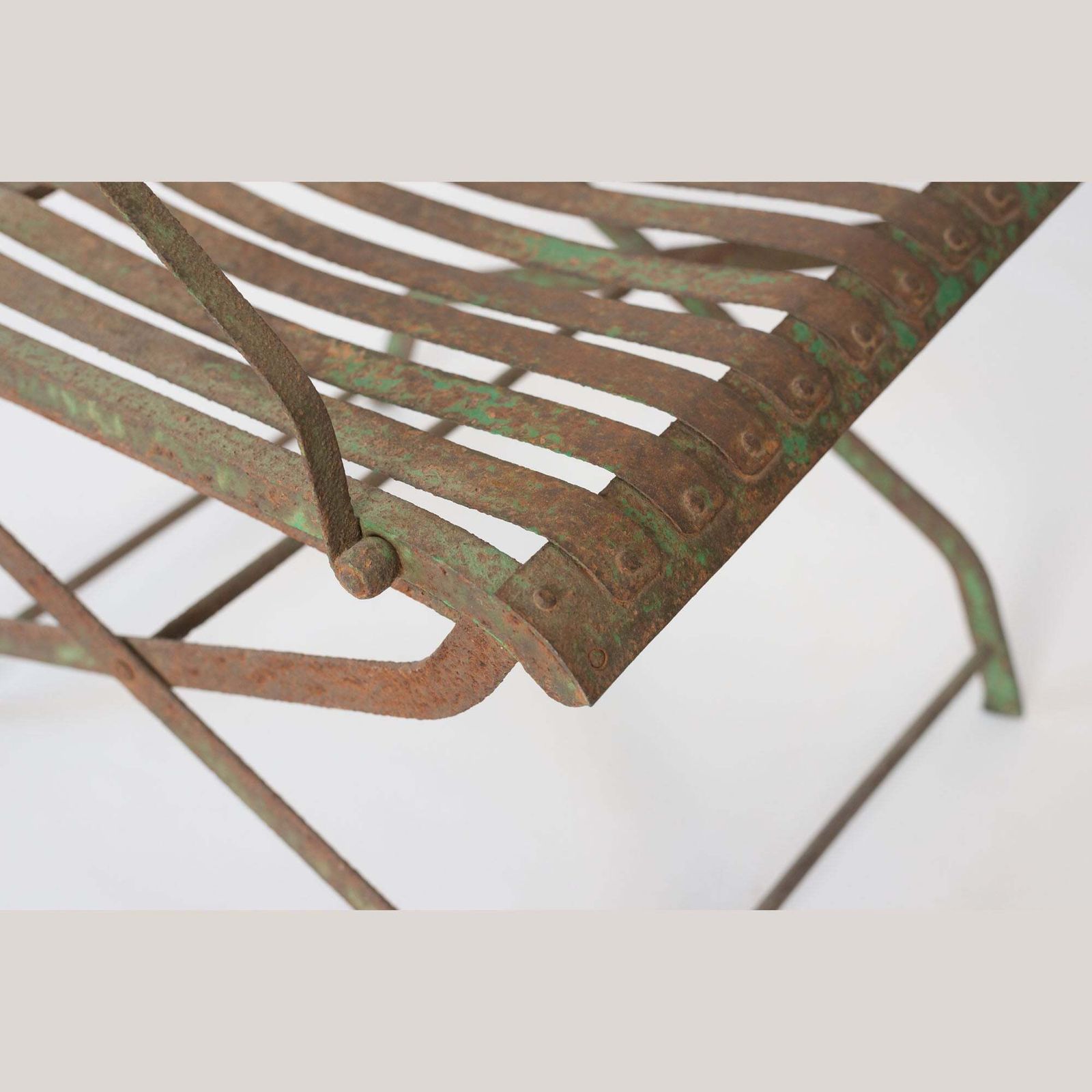 Paar antieke smeedijzeren tuinstoelen, Frans of Spaans. photo vinterior