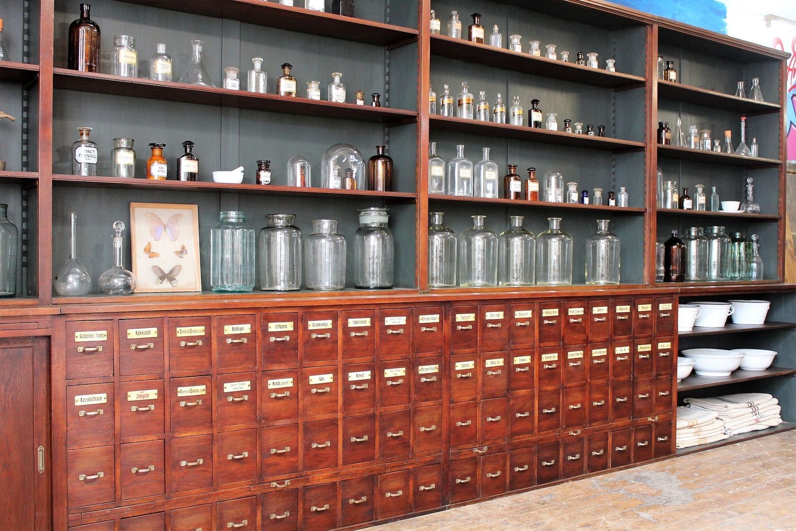 Large Old German Apothecary/Chemists/Pharmacy Shop Display Bar Restaurant 1920s photo vinterior