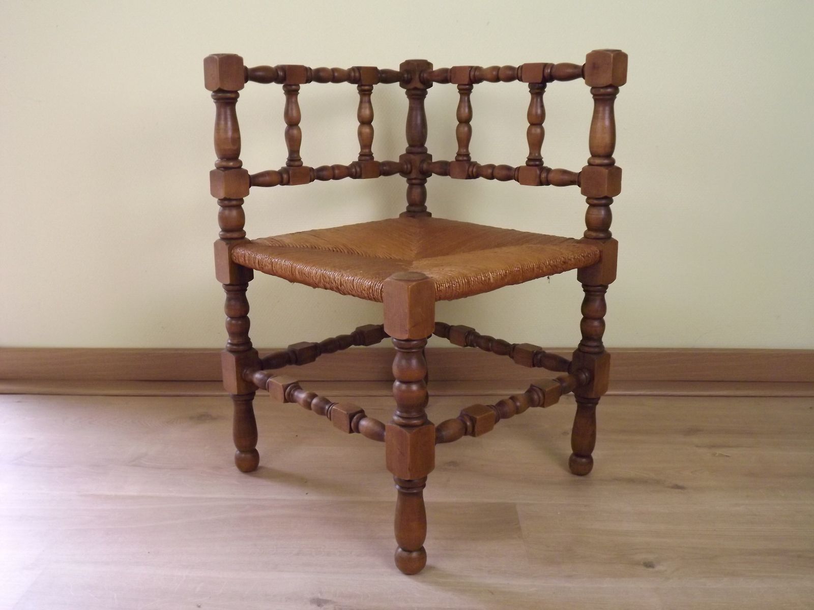 photo furniture Paire de chaises d'époque françaises à pieds tournés en bois et sièges en jonc