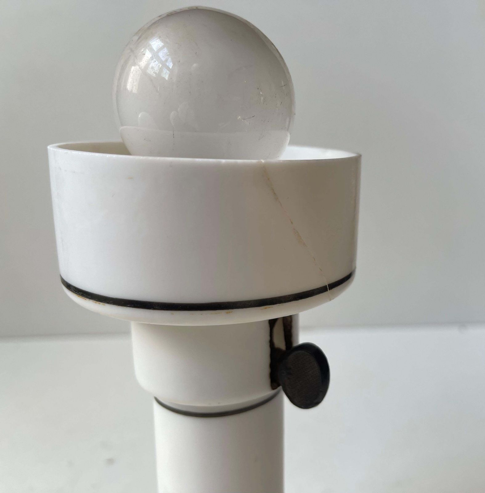 670.0 Parisian Art Deco Milk Glass Table Lamp W. Romantic Silhuets, 1920s photo