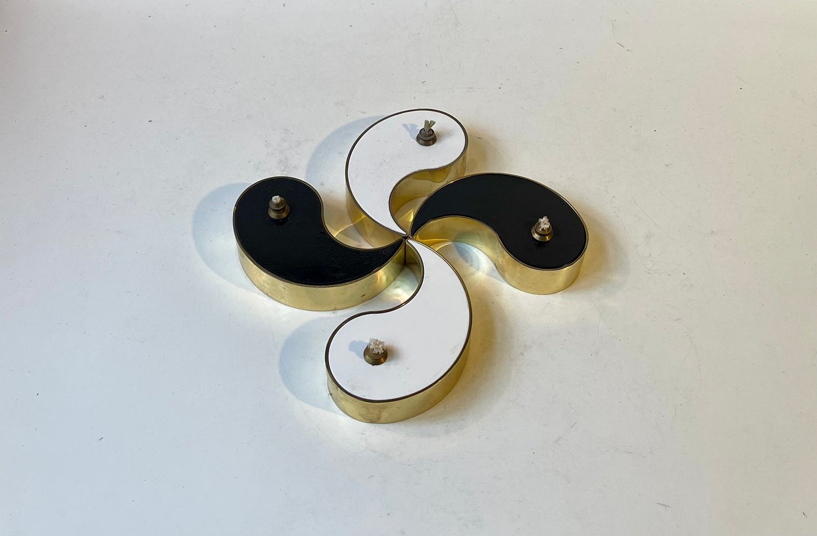 Mid Century Brass & Enamel Ying Yang Oil Lamps From G.V. Harnisch Eftf, 1960s, Set Of 2 photo furniture