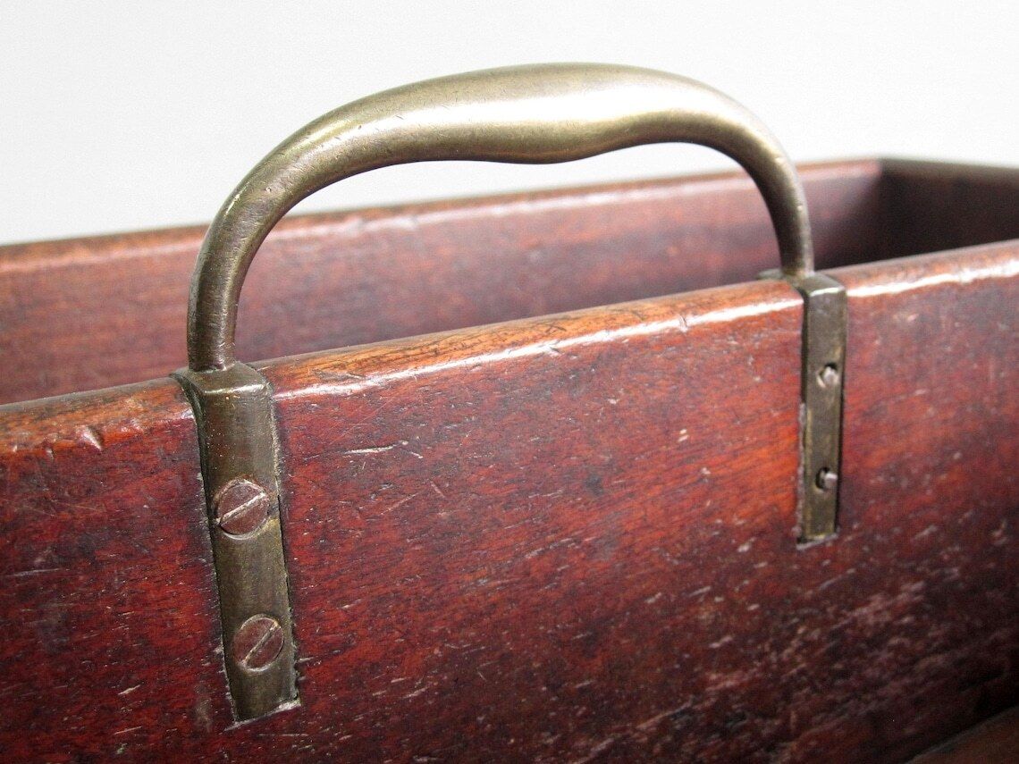 photo furniture Mahogany Wood Butler's Box With Central Brass Handle