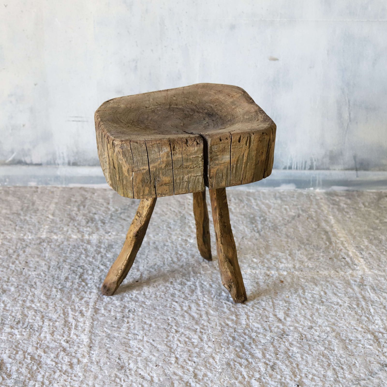 photo vinterior 19th Century French Elm Chopping Block On Original Gnarled Legs – Vernacular Rural Style