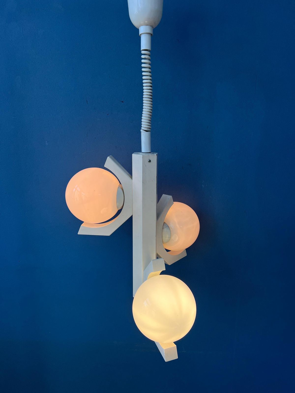 Mid Century Hanglamp Met Wit Skelettontwerp En Opaline Glazen Kappen