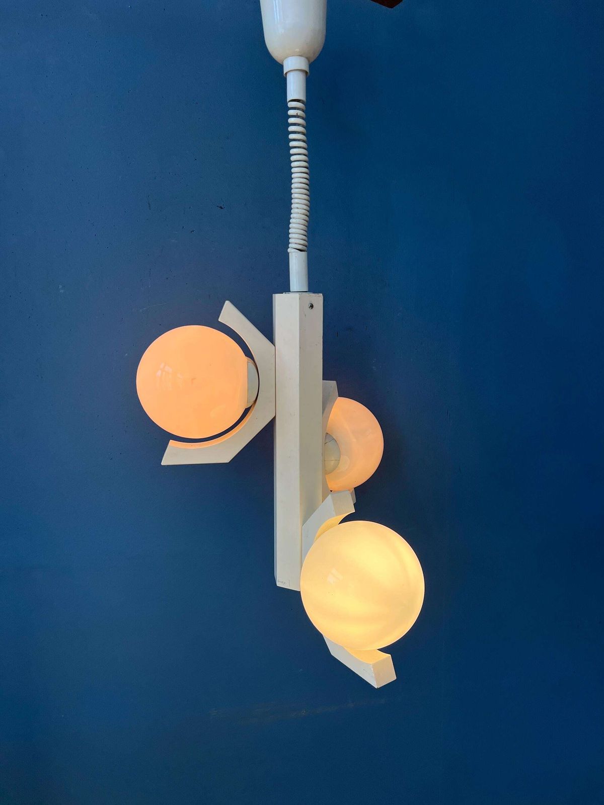 Mid Century Hanglamp Met Wit Skelettontwerp En Opaline Glazen Kappen photo furniture