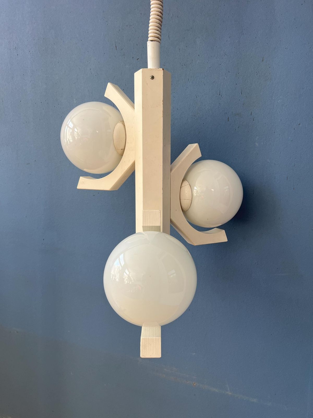 Mid Century Hanglamp Met Wit Skelettontwerp En Opaline Glazen Kappen photo vintage