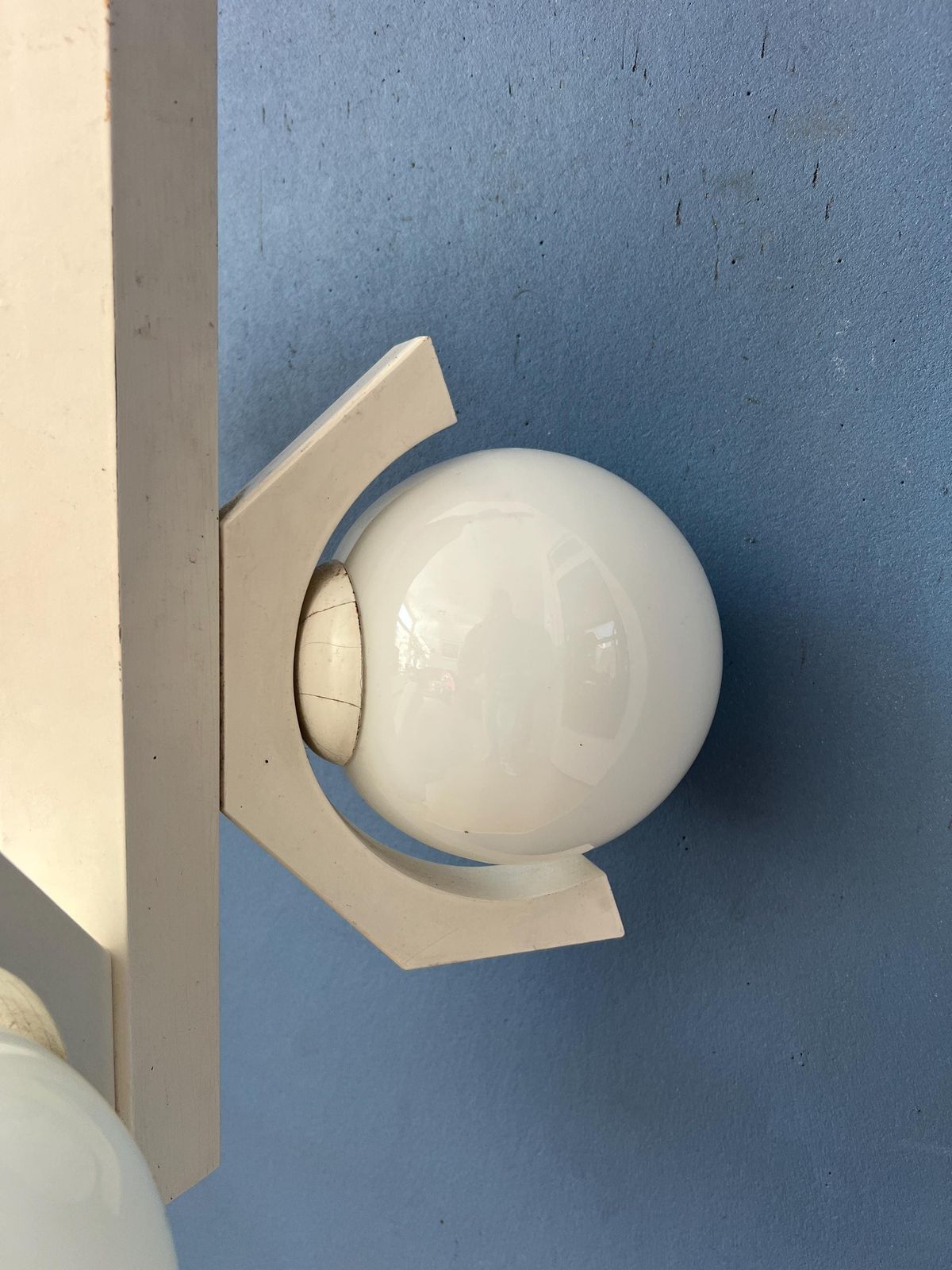 Verlichting Mid Century Hanglamp Met Wit Skelettontwerp En Opaline Glazen Kappen photo