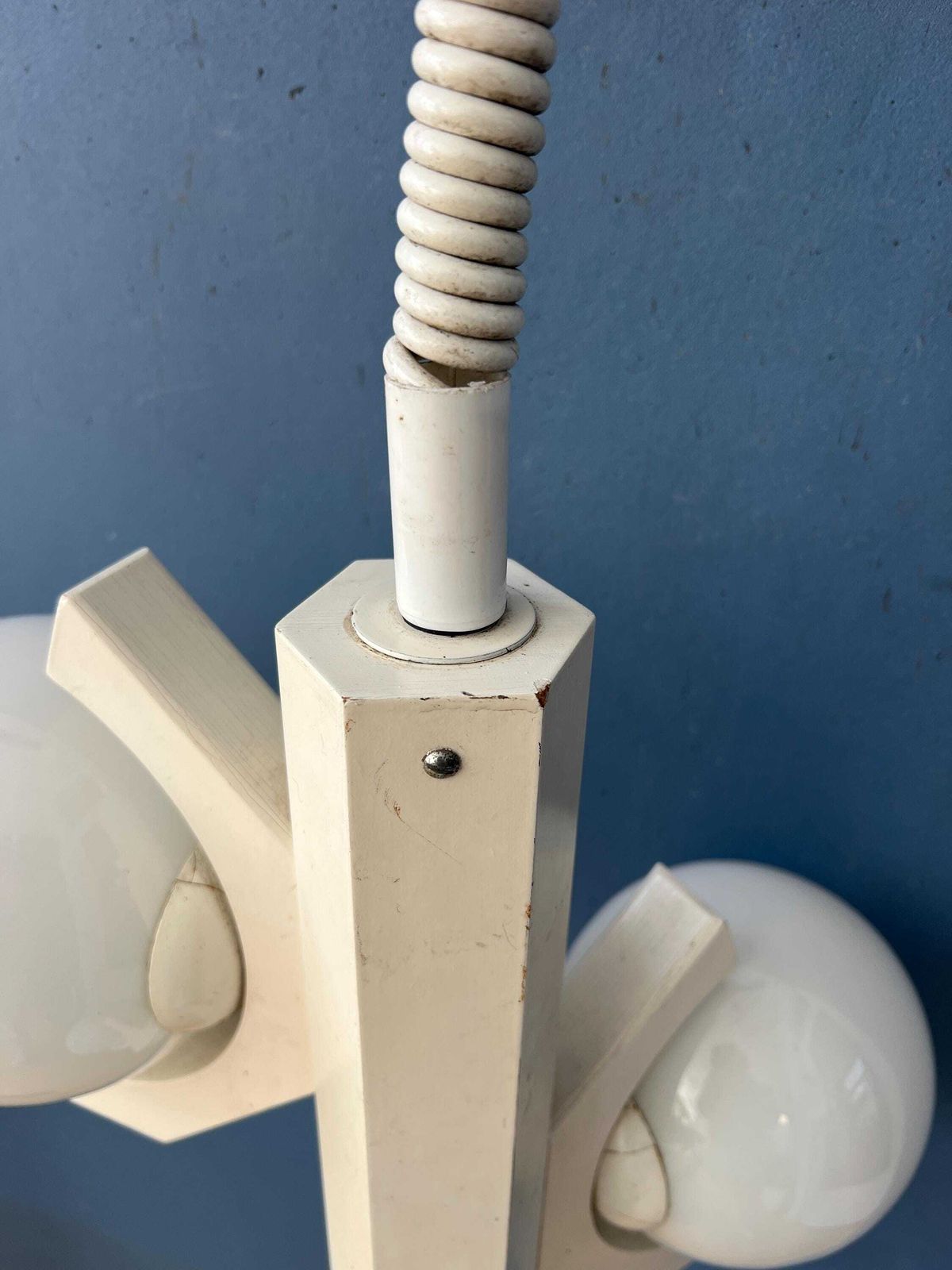 photo vinterior Mid Century Hanglamp Met Wit Skelettontwerp En Opaline Glazen Kappen