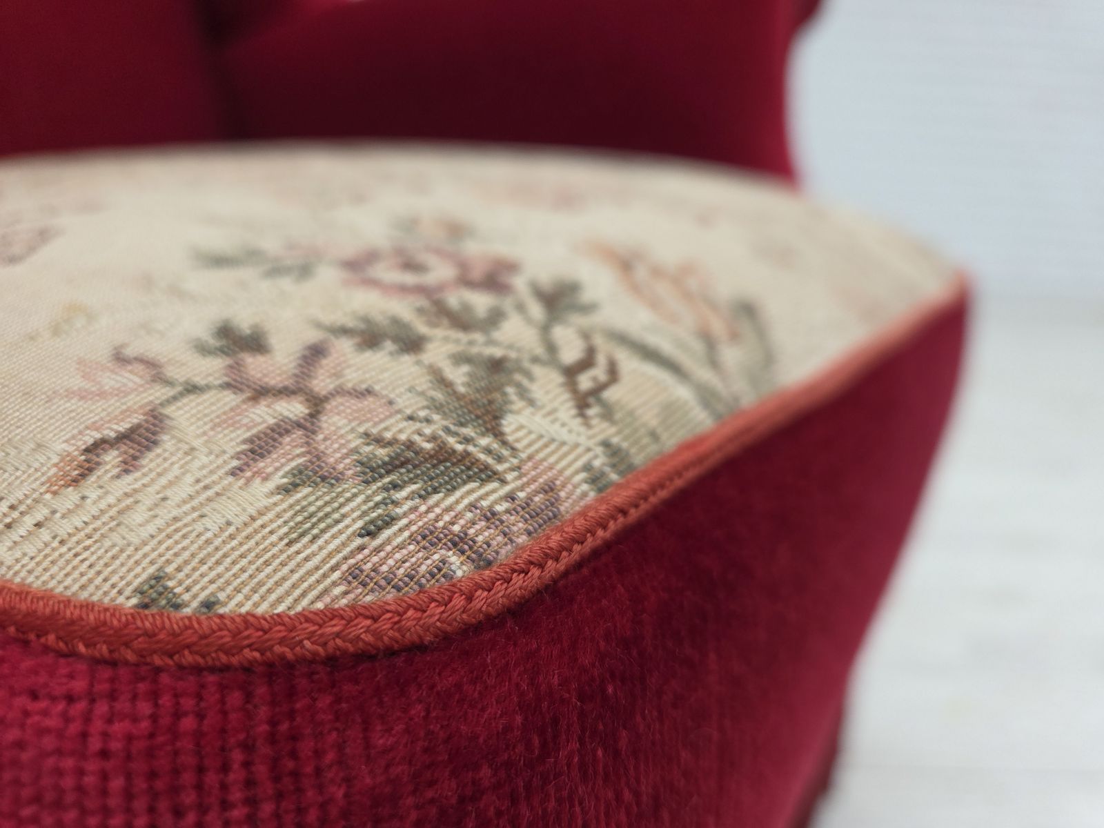 Jaren 1970, Deense Fauteuil Met Hoge Rugleuning, Rood Meubelvelours, Essenhout. photo 1270.0