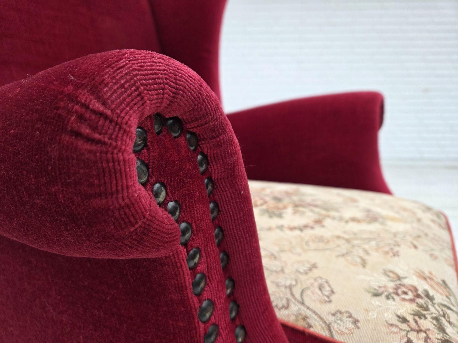 Jaren 1970, Deense Fauteuil Met Hoge Rugleuning, Rood Meubelvelours, Essenhout. photo vinterior