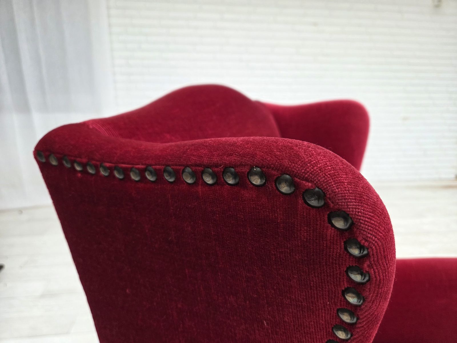 photo for sale Jaren 1970, Deense Fauteuil Met Hoge Rugleuning, Rood Meubelvelours, Essenhout.