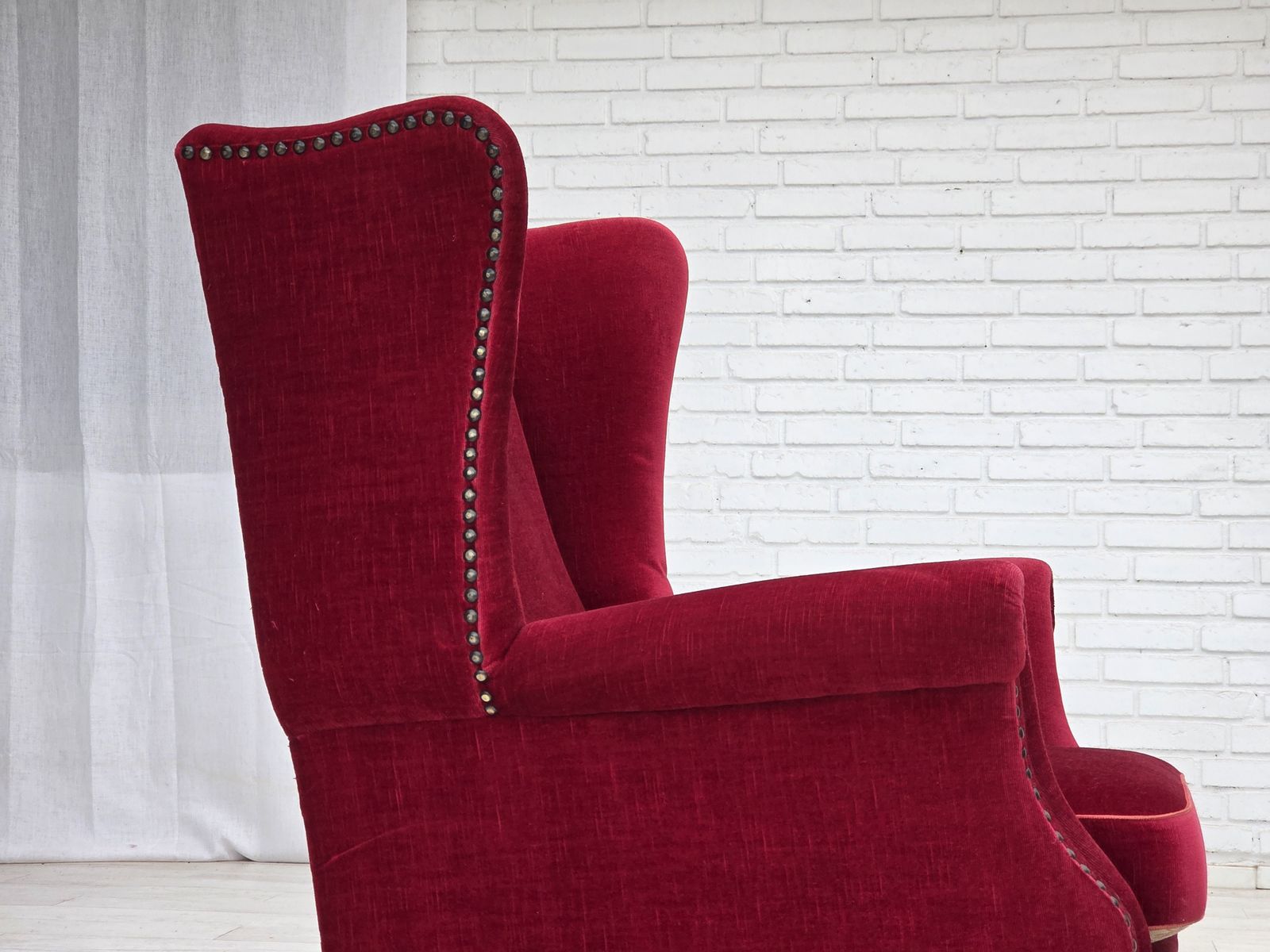 1270.0 Jaren 1970, Deense Fauteuil Met Hoge Rugleuning, Rood Meubelvelours, Essenhout. photo