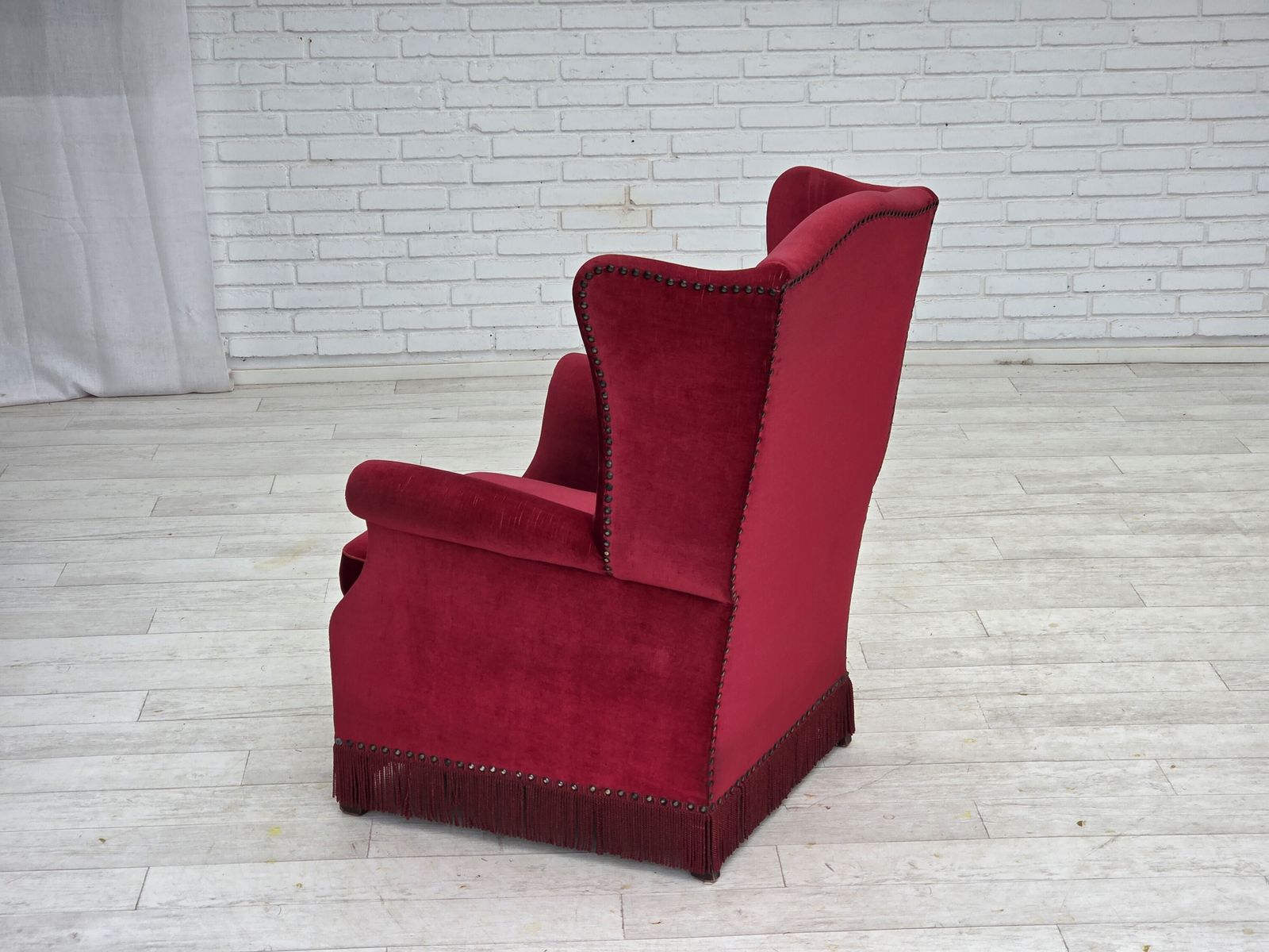photo vintage Jaren 1970, Deense Fauteuil Met Hoge Rugleuning, Rood Meubelvelours, Essenhout.