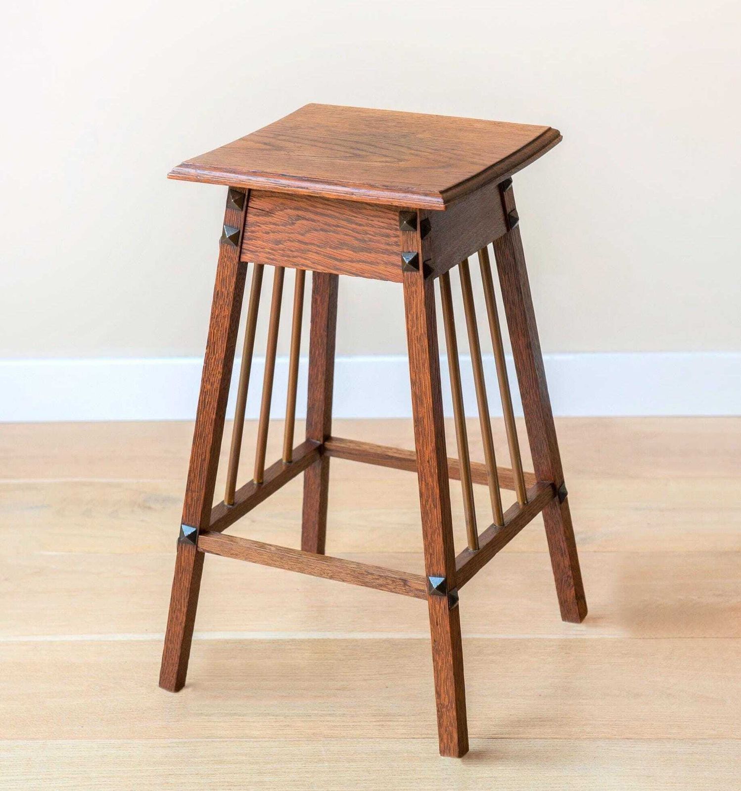 Nederlandse Art Deco Eiken Bijzettafel – Amsterdam School Tafel Met Messing Spijlen