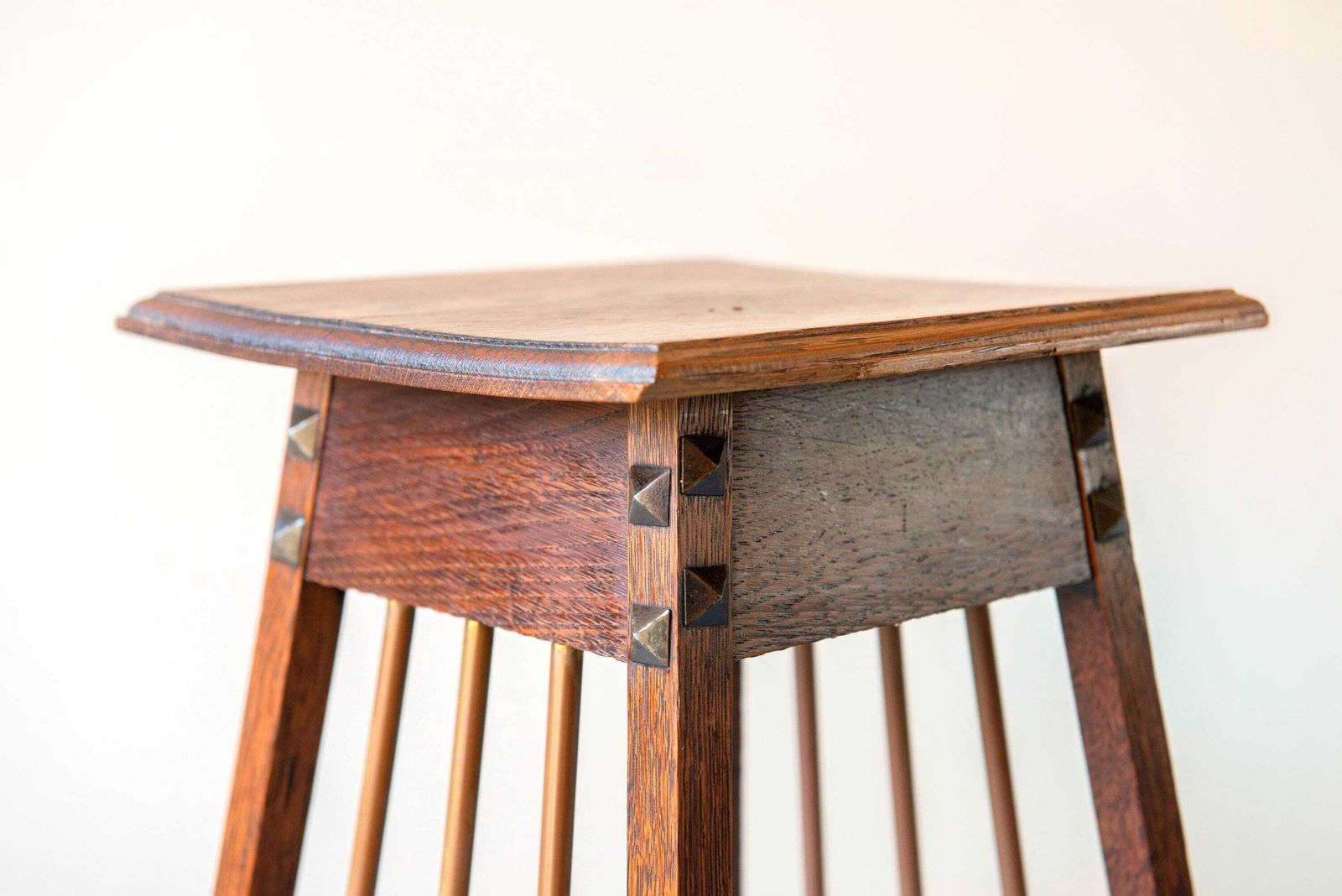 Nederlandse Art Deco Eiken Bijzettafel – Amsterdam School Tafel Met Messing Spijlen photo Meubels