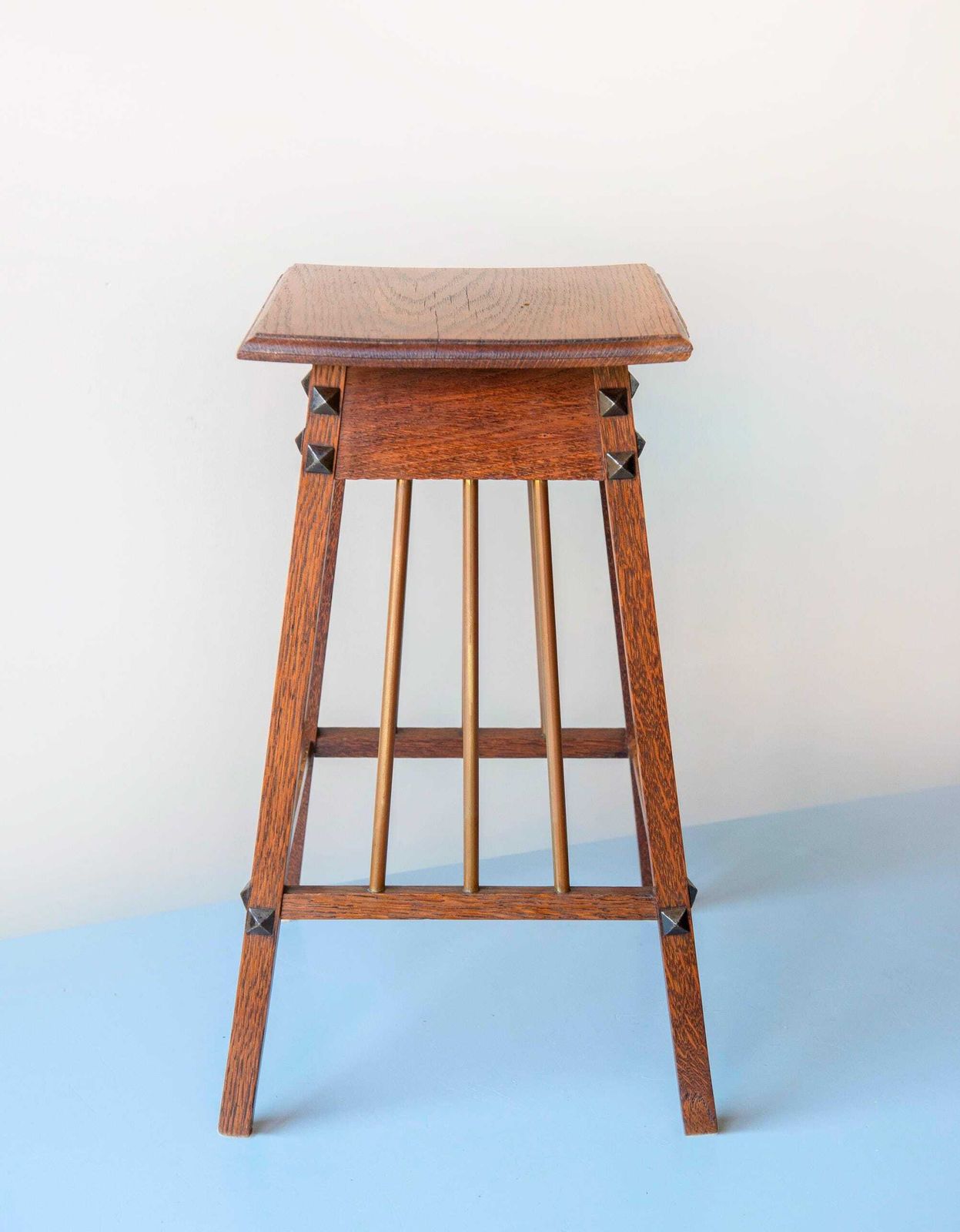 Nederlandse Art Deco Eiken Bijzettafel – Amsterdam School Tafel Met Messing Spijlen photo 302.0