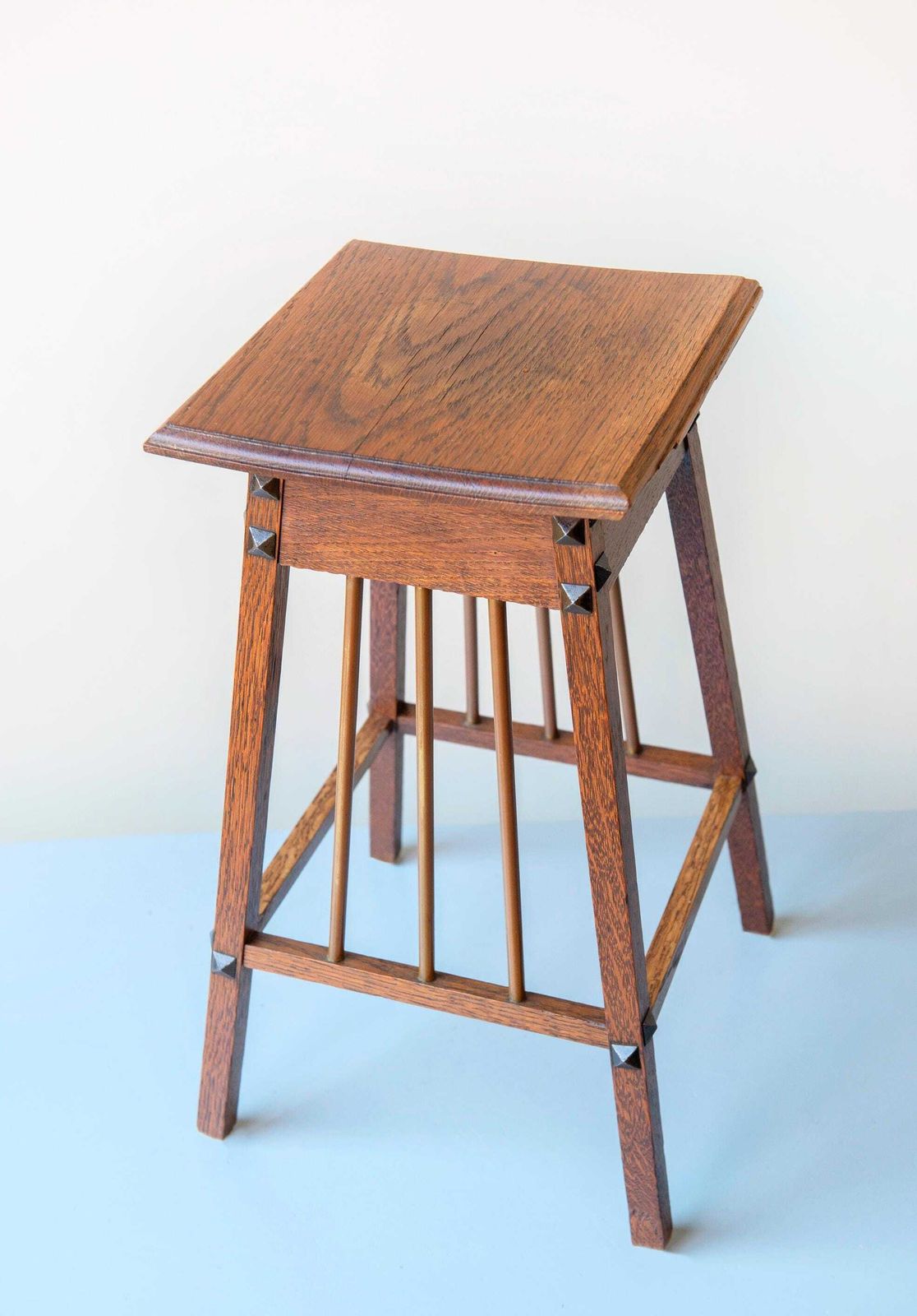 Nederlandse Art Deco Eiken Bijzettafel – Amsterdam School Tafel Met Messing Spijlen photo vinterior