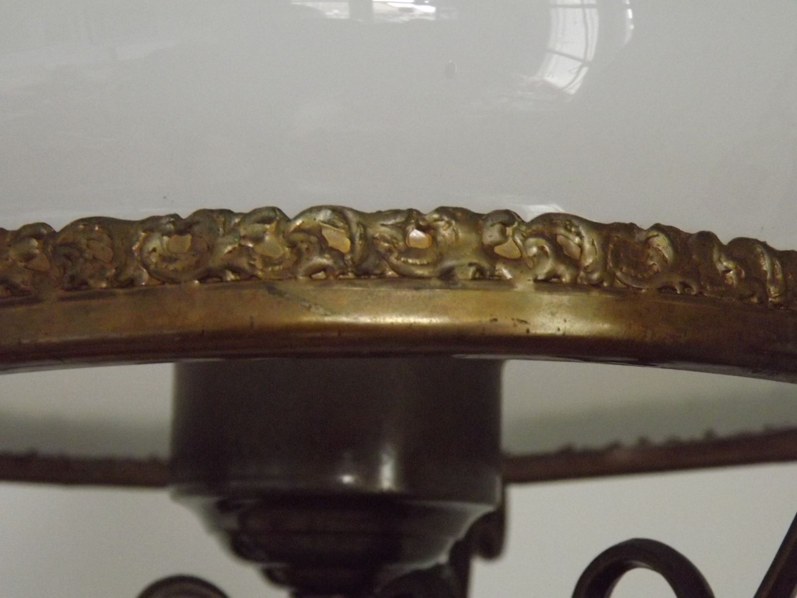 photo furniture Lanterne mid-century française, abat-jour en verre opaque, finial floral