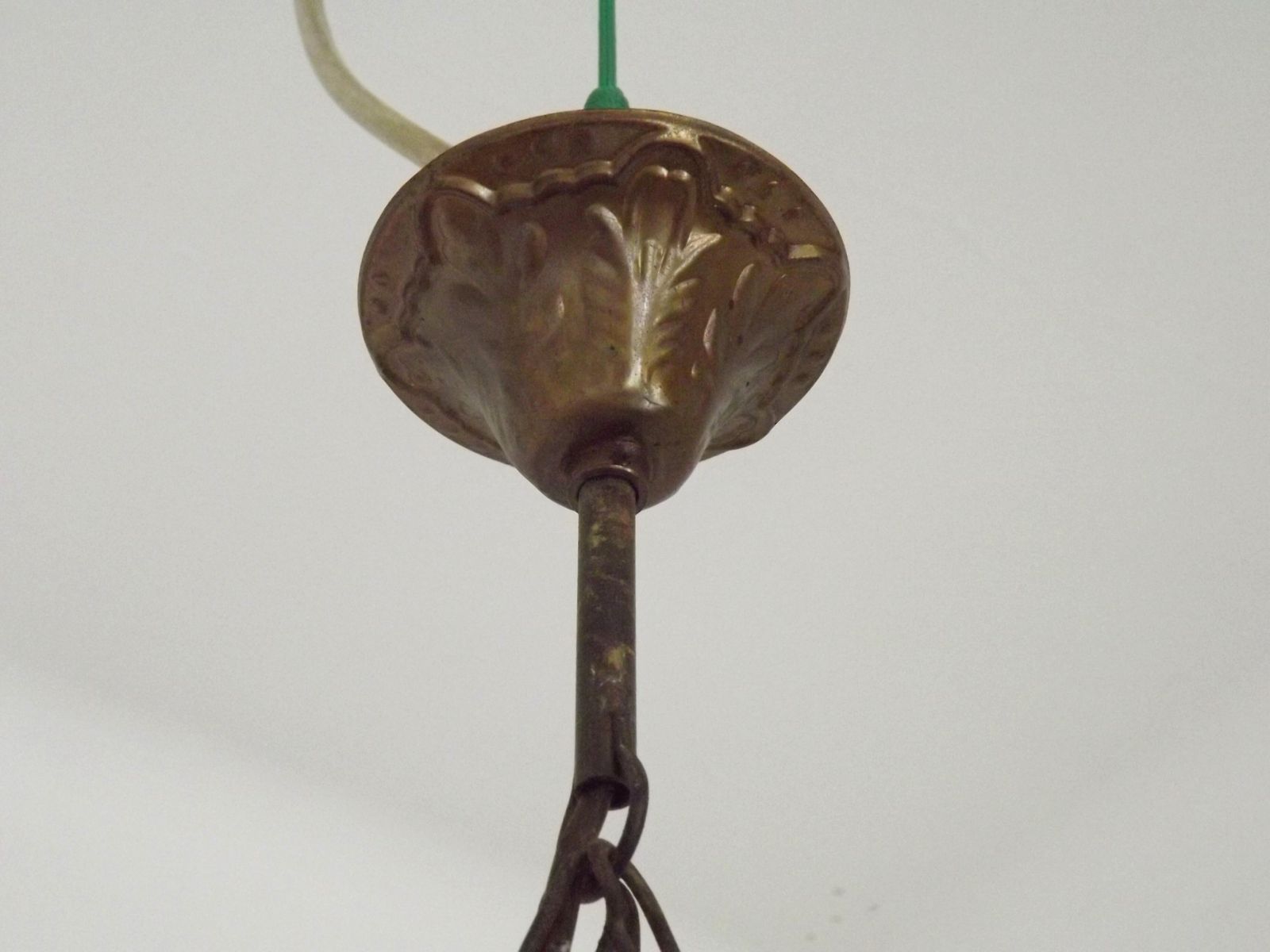 Luminaires Lanterne mid-century française, abat-jour en verre opaque, finial floral photo