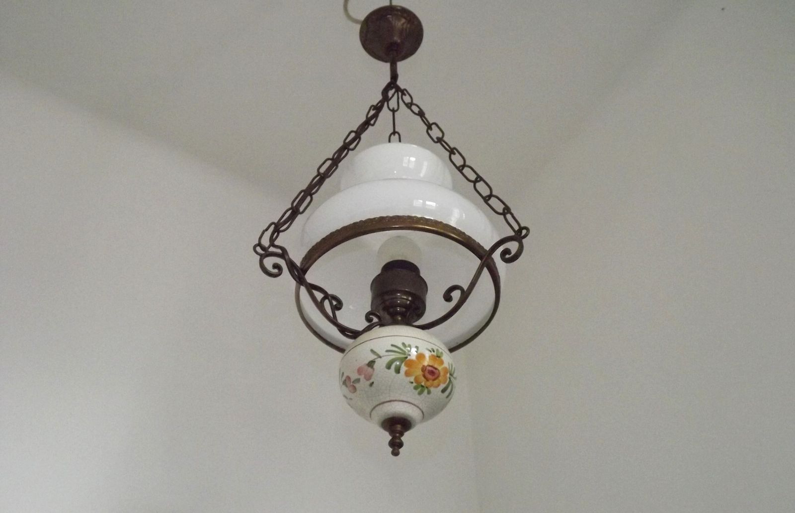 photo vinterior Lanterne mid-century française, abat-jour en verre opaque, finial floral