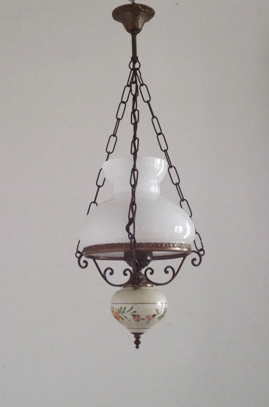 Lanterne mid-century française, abat-jour en verre opaque, finial floral photo for sale