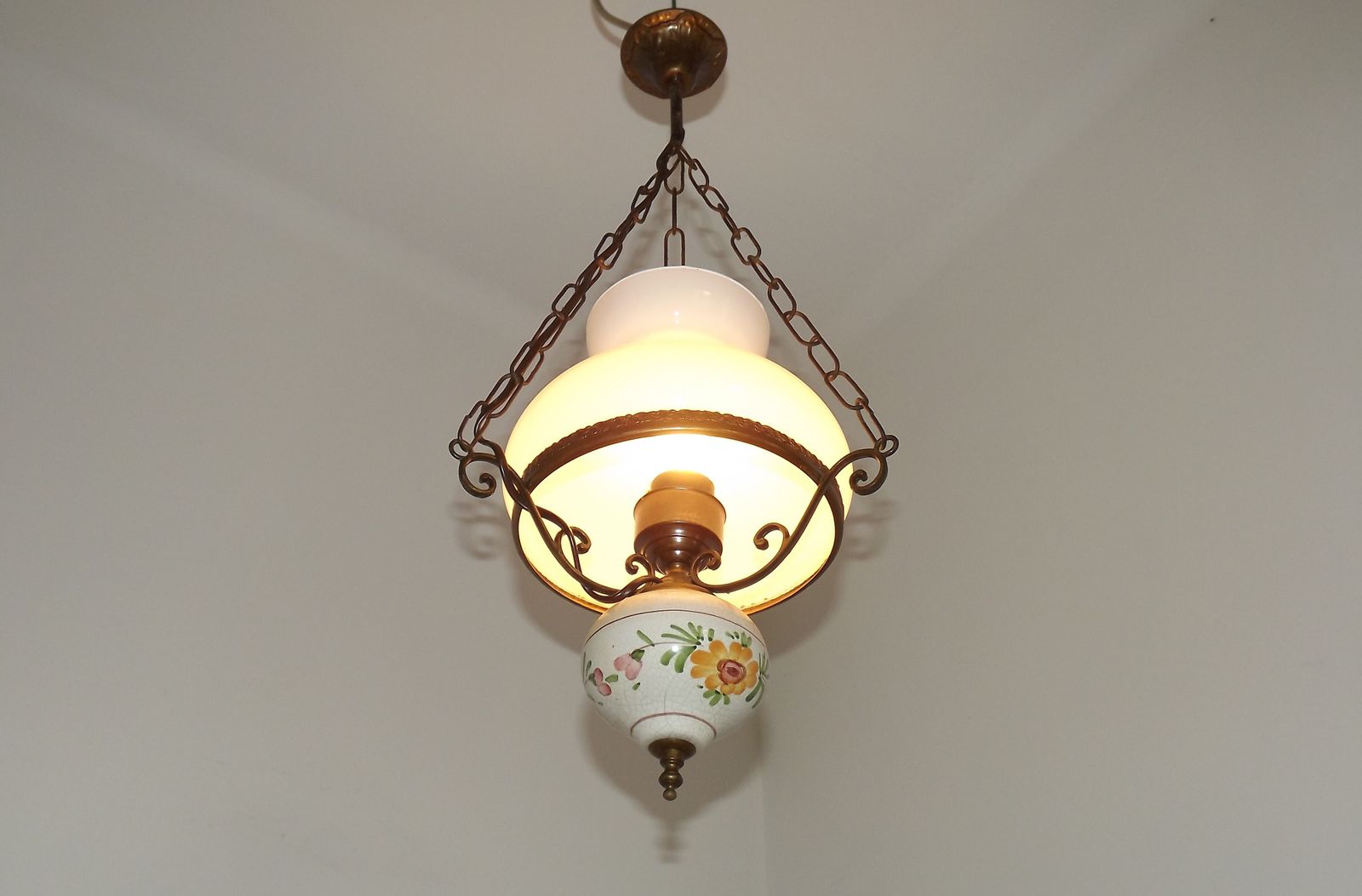 Lanterne mid-century française, abat-jour en verre opaque, finial floral photo furniture