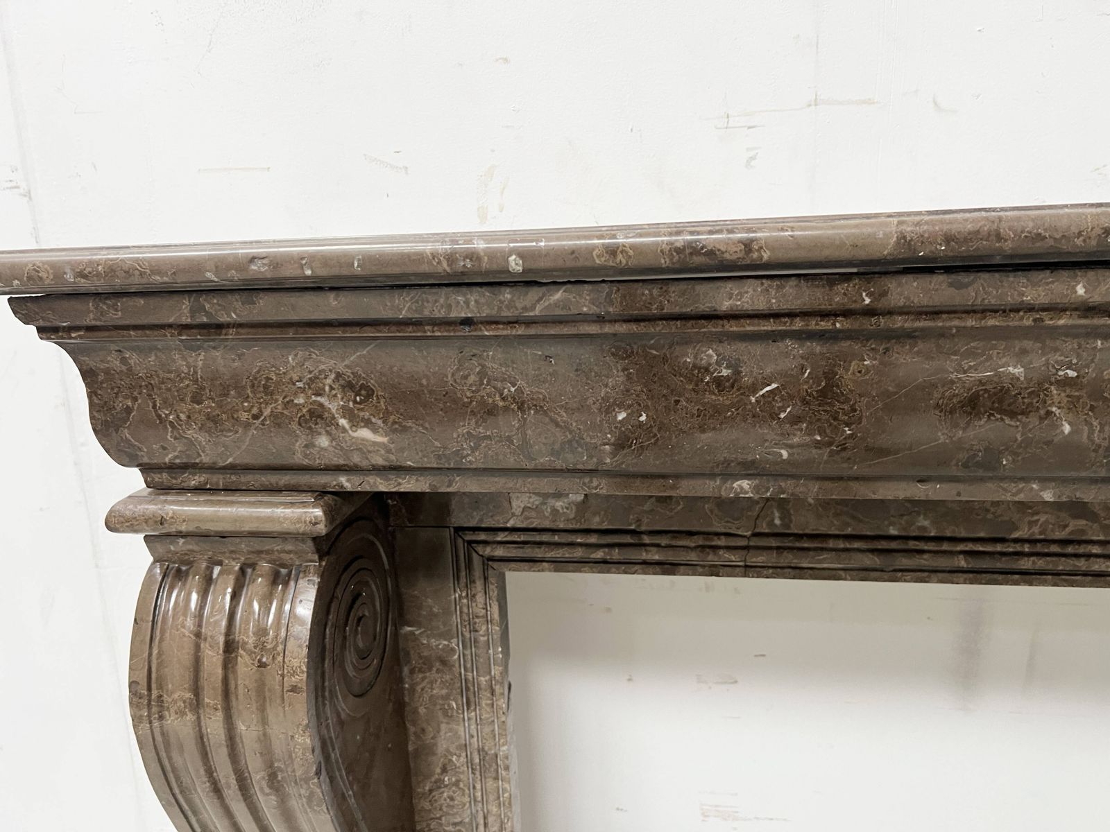 photo vintage Napoleon III Fireplace With Claw Feet In Speckled Marble, 19th Century