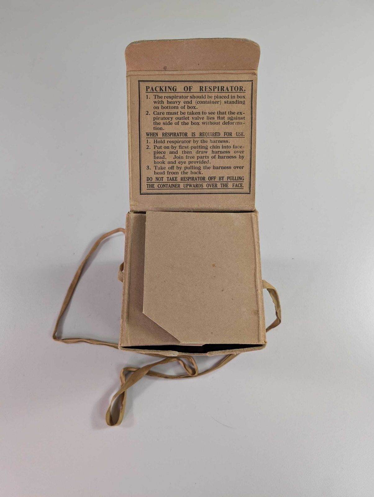 photo vinterior Ww2 Children's Gas Mask Respirator 'Mickey Mouse', Boxed With Very Rare Instructions, British 1941