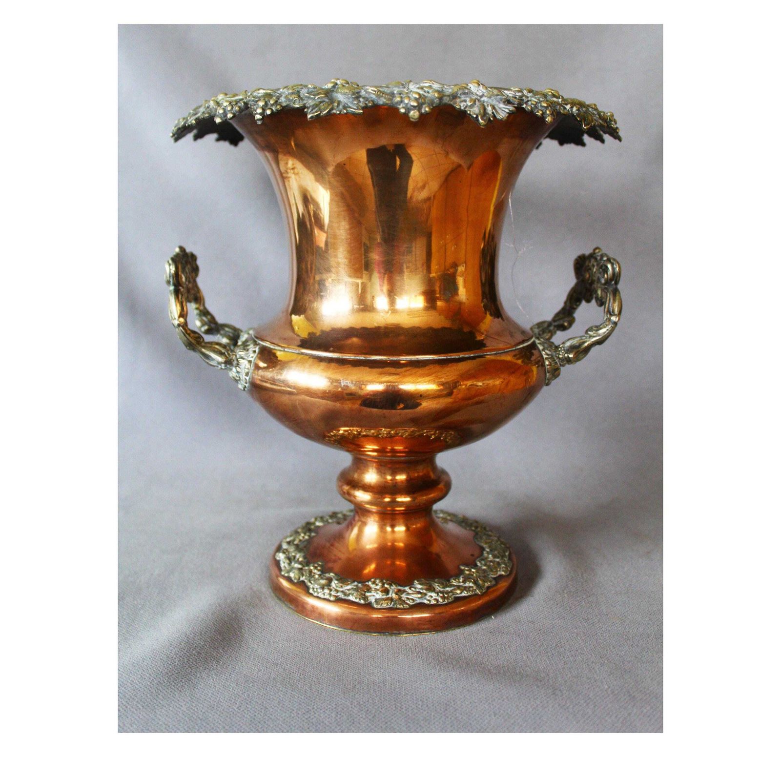Vintage Grote En Zware Champagnekoeler, Urnvorm, Wijnkoeler / Ijsemmer, Sierlijk Bacchus Druivenrankmotief, Koperkleur Op Zilverkleur