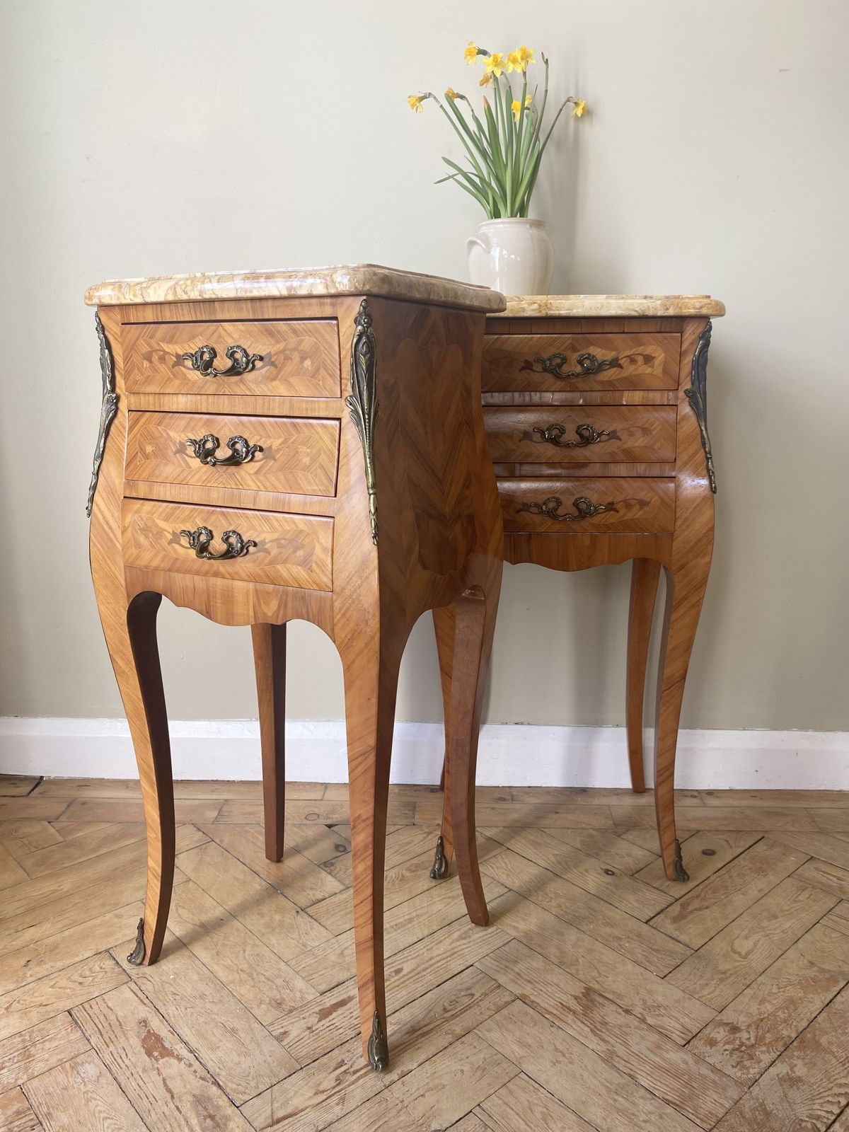 photo vinterior Pair Of French Louis XVI Bedside Tables With Marble Tops