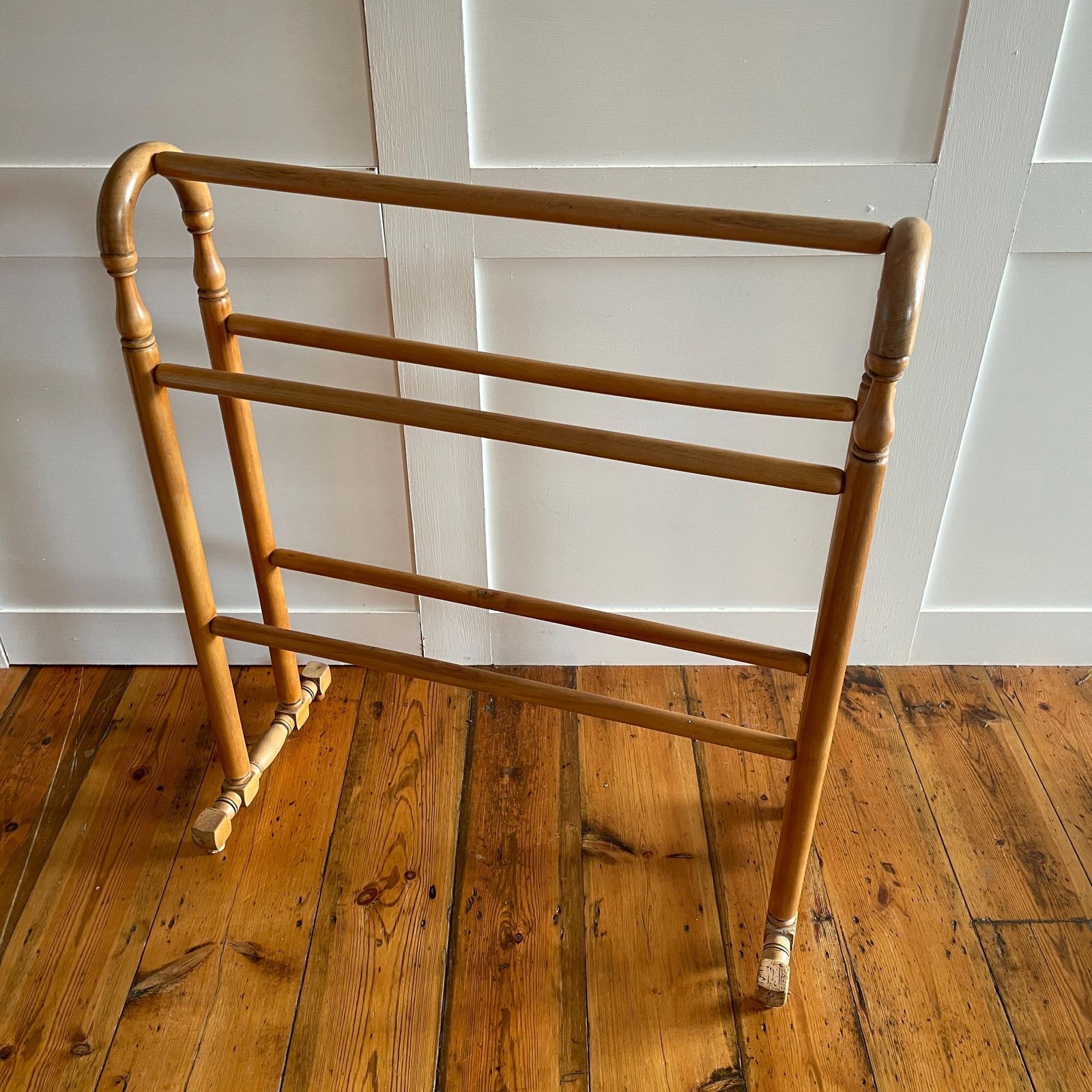 295.0 Antique Victorian Pine Towel Rail Freestanding Wooden Blanket Stand Holder Rack Bathroom Cottage Mud Room Freestanding Vintage photo