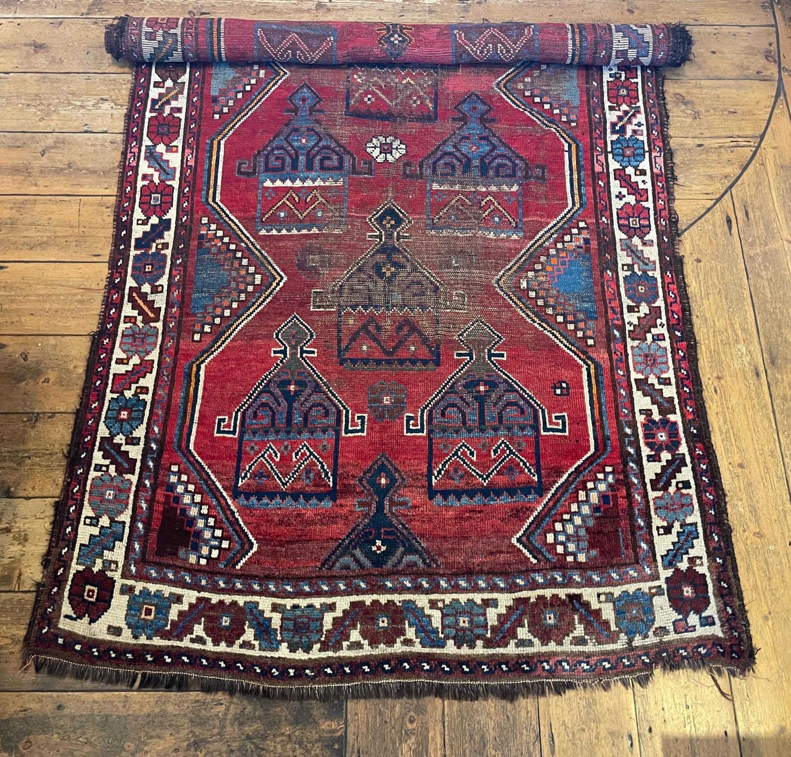 photo vinterior Antique Heriz Rug Tribal Runner Hand Knotted Red Early 20th Century Hallway Middle Eastern Floor Rug Low Pile
