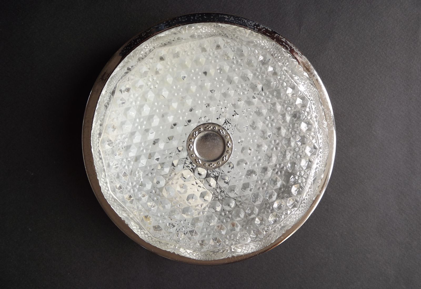 photo for sale Paire d'appliques demi-plafonnières françaises vintage en verre taillé et métal argenté