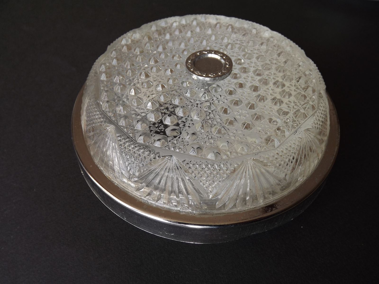 Paire d'appliques demi-plafonnières françaises vintage en verre taillé et métal argenté photo Luminaires