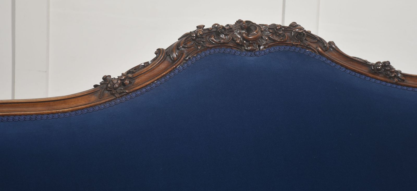 photo furniture 19th Century Carved Walnut Settee