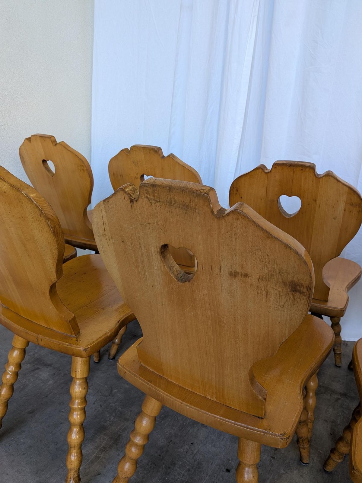 photo vintage Set Of 8 Vintage Tyrolean Heart Cutout Wooden Dining Chairs, Rustic Farmhouse Style