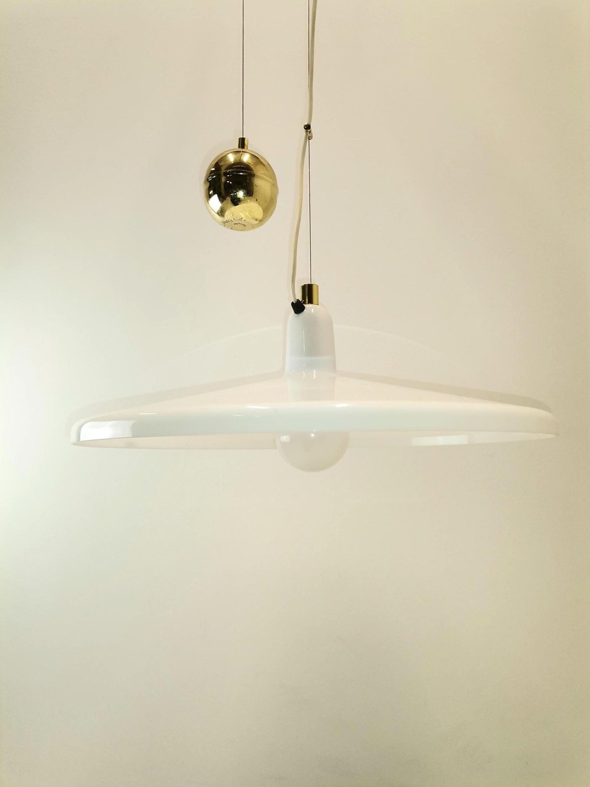 Large White & Gold Manta Pendant Light / Franco Bresciani For Guzzini And Meblo / 70s Italy And Yugoslavia Space Age Lamp photo furniture