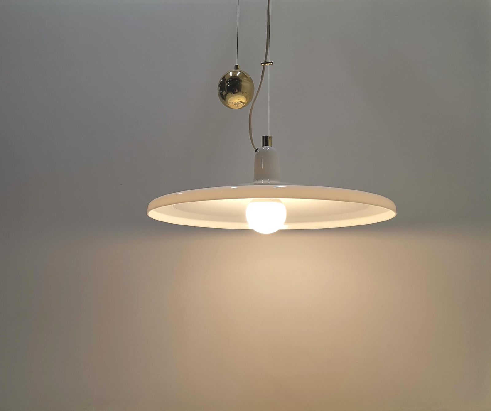 Large White & Gold Manta Pendant Light / Franco Bresciani For Guzzini And Meblo / 70s Italy And Yugoslavia Space Age Lamp photo for sale