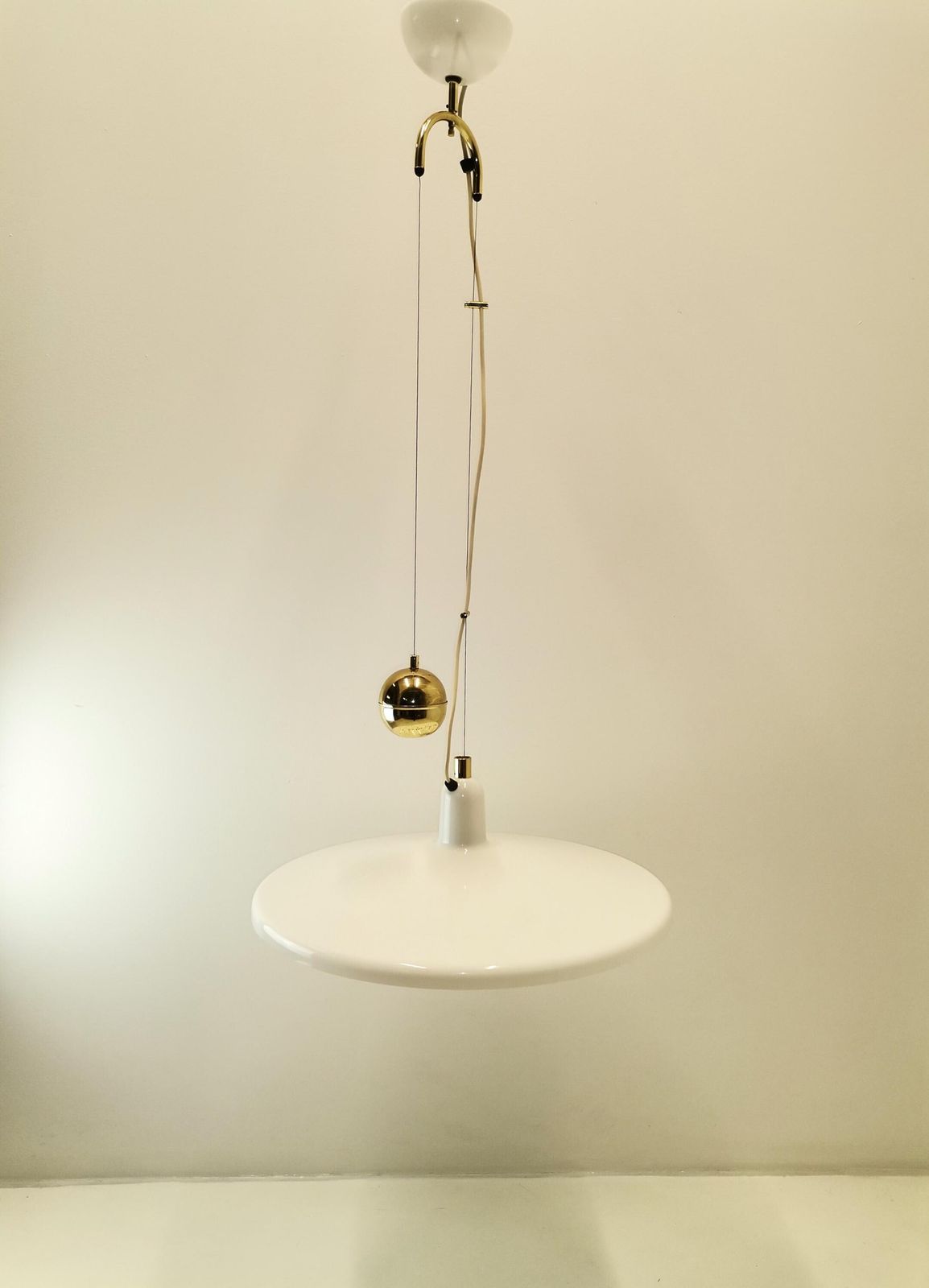 photo vinterior Large White & Gold Manta Pendant Light / Franco Bresciani For Guzzini And Meblo / 70s Italy And Yugoslavia Space Age Lamp