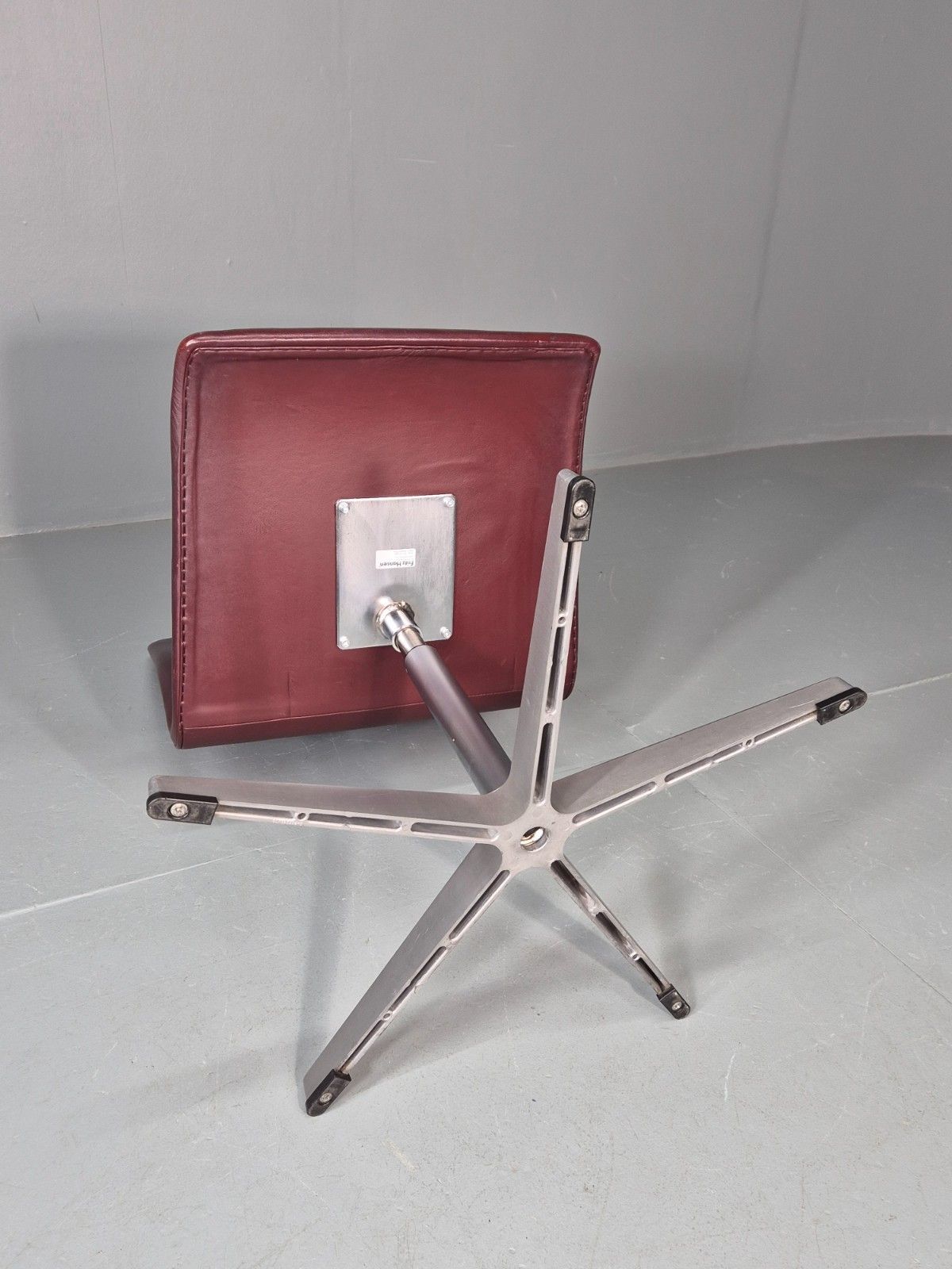 photo vintage Vintage Fritz Hansen Oxford Chair Arne Jacobsen Design 2004 Mcm Eb11756 Mswi
