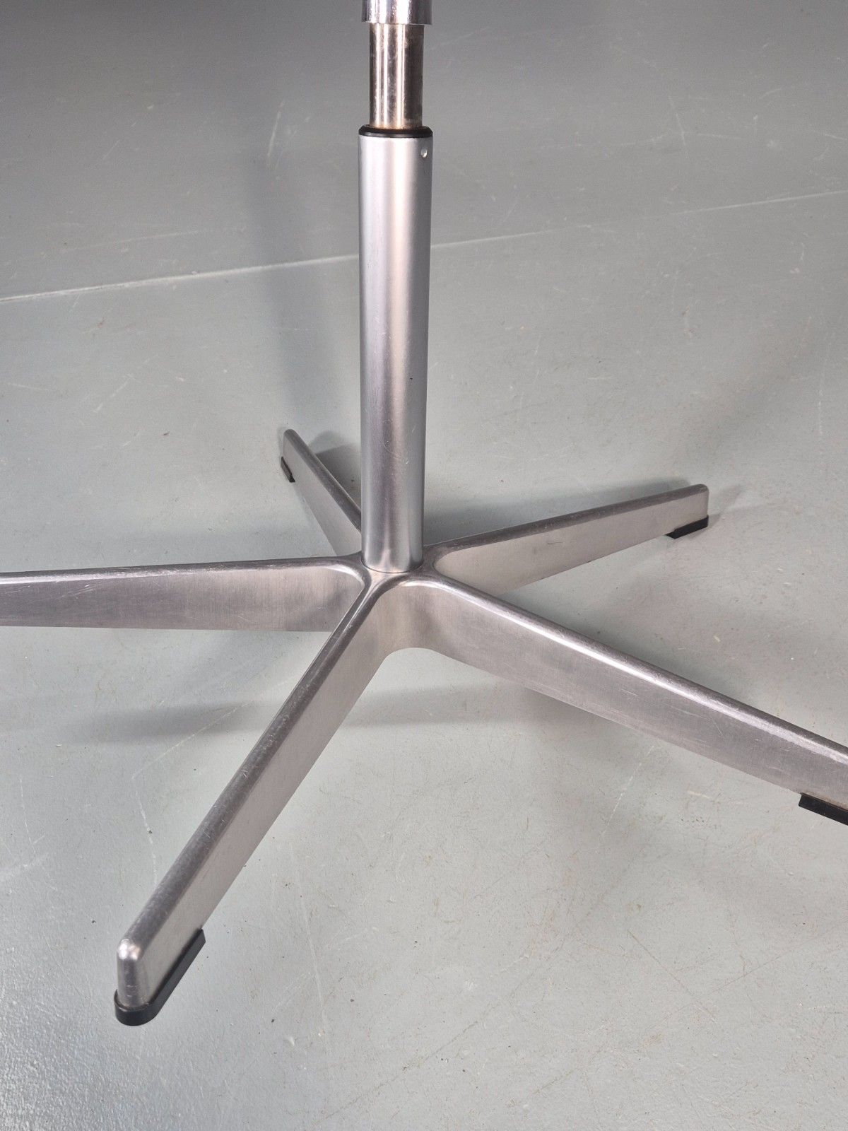 Furniture Vintage Fritz Hansen Oxford Chair Arne Jacobsen Design 2004 Mcm Eb11751 Mswi photo