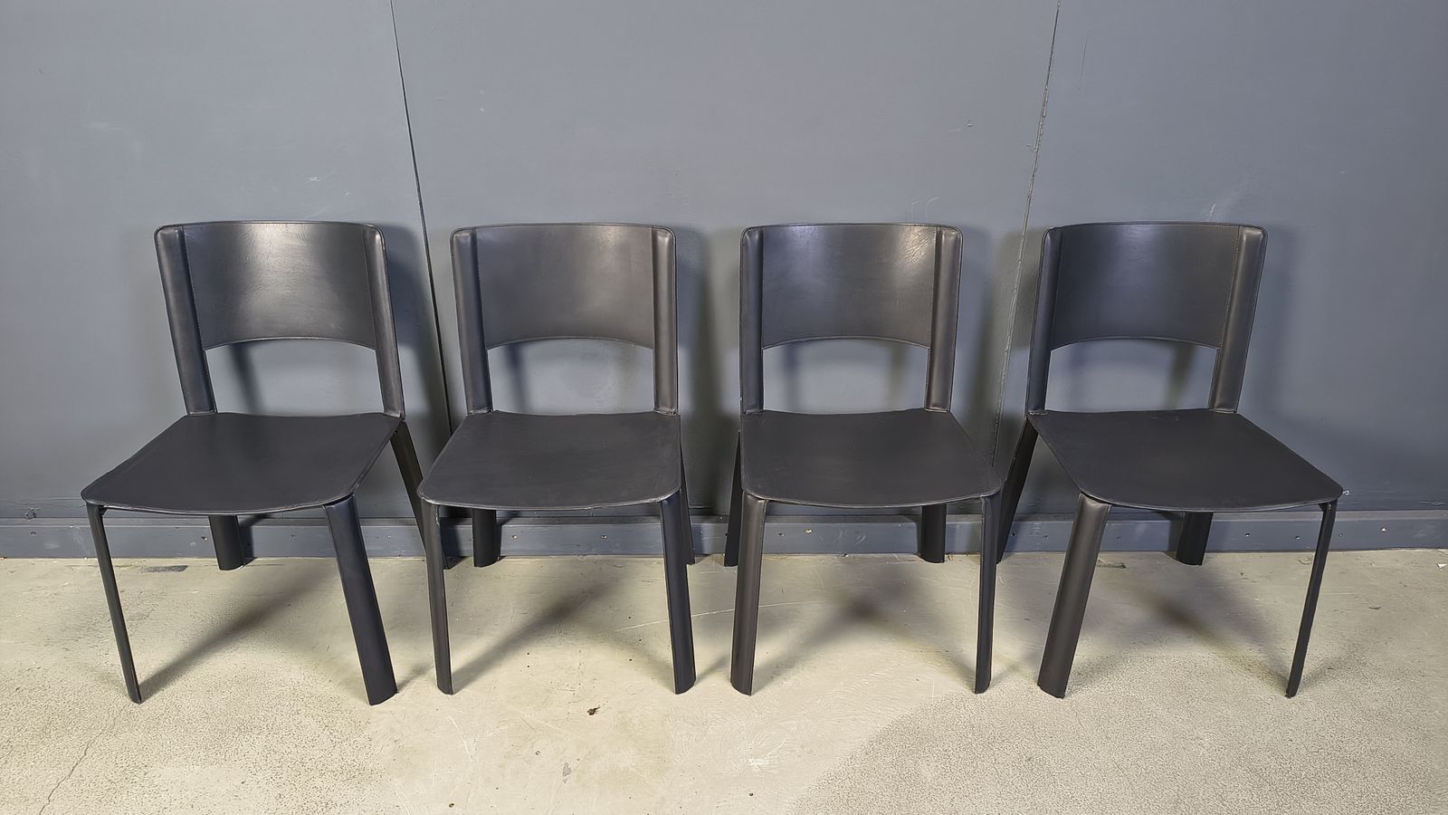 photo vintage Vintage Black Leather Dining Chairs, Italy, 1980s