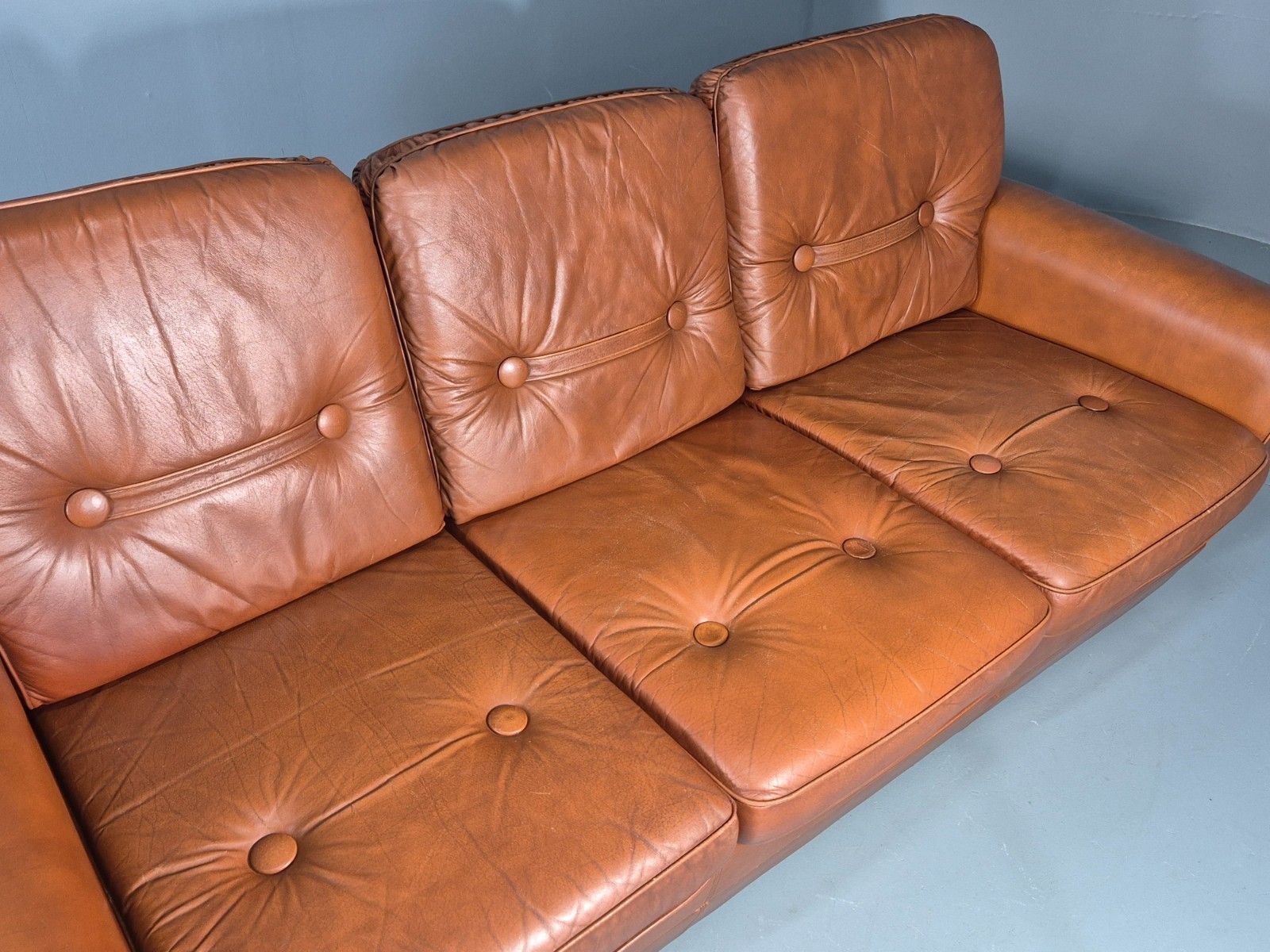 photo furniture Vintage Danish 3 Seater Settee 1970s Danish Tan Leather Retro Mcm Eb11638 M3ss