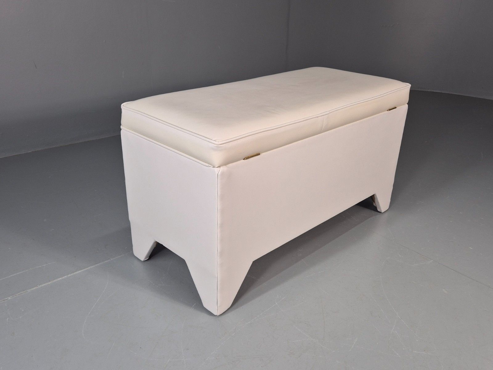 photo vinterior 1970s Vinyl Ottoman Storage Chest White Retro Kitsch Eb11572 Mwoo