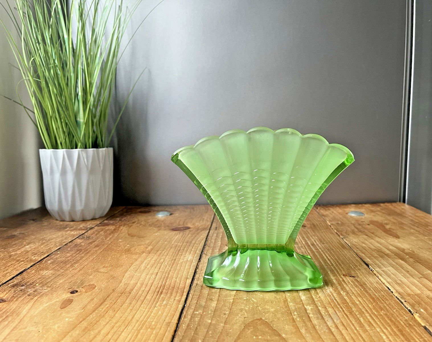 English Art Deco George Davidson Green Frosted Fanned Fan Glass Flower Vase #296 photo 50.0