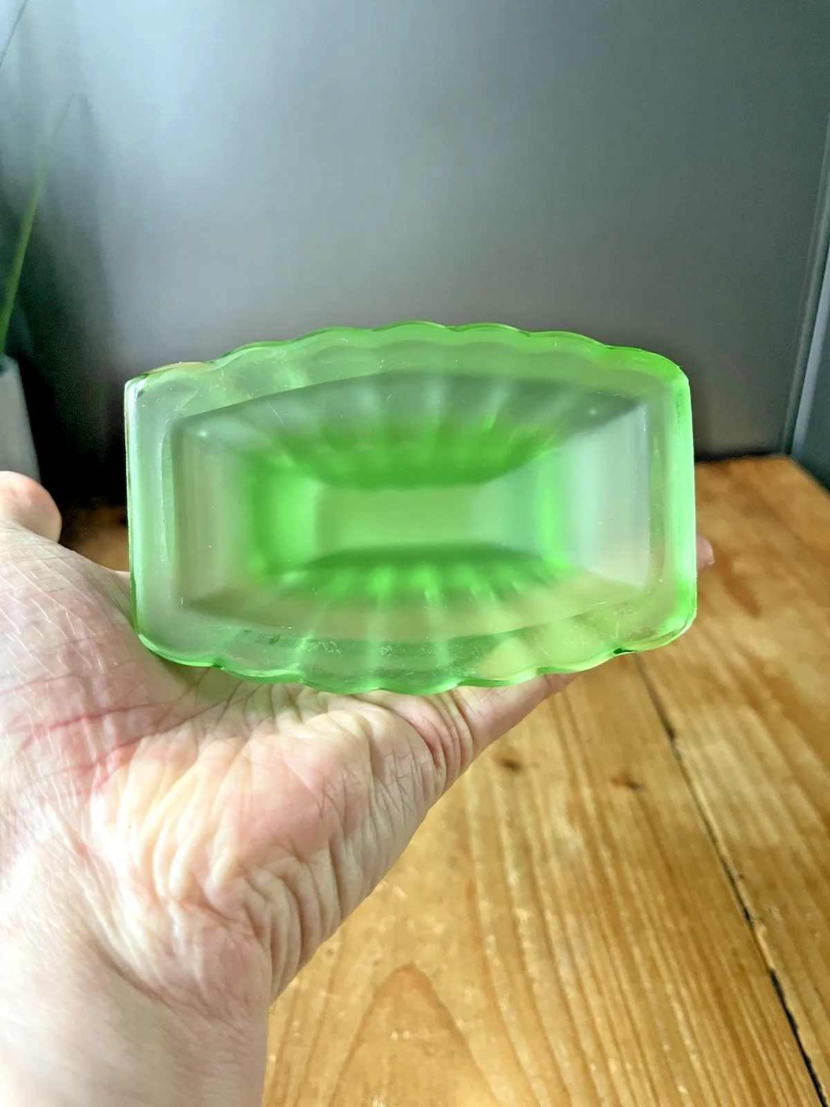 photo furniture English Art Deco George Davidson Green Frosted Fanned Fan Glass Flower Vase #296